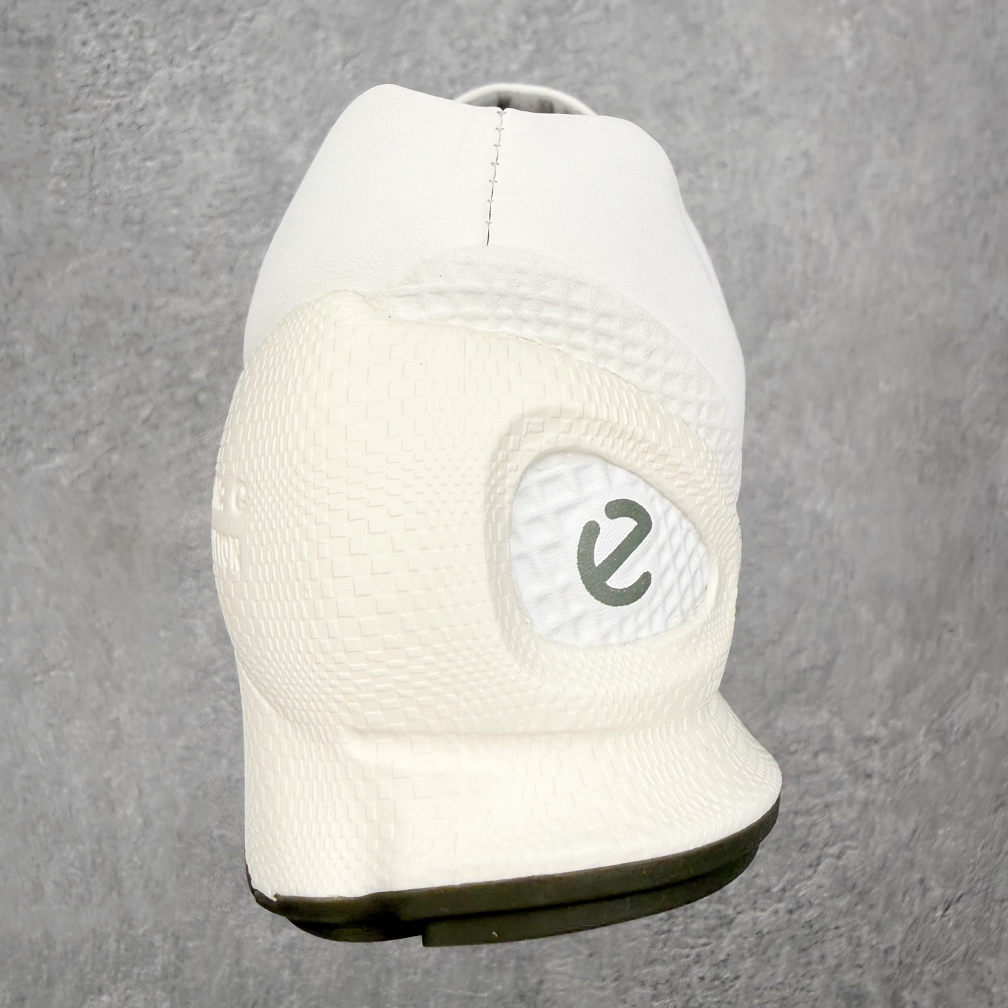 ECCo爱步 Biom C Trail 时尚简约牛皮减震耐磨低帮休闲跑步鞋 ECCO以三大核心特征为依托