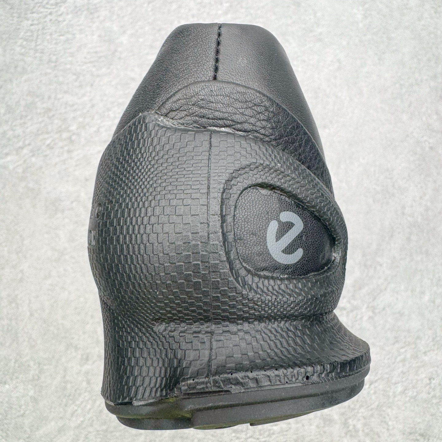 ECCo爱步 Biom C Trail 时尚简约牛皮减震耐磨低帮休闲跑步鞋 ECCO以三大核心特征为依托