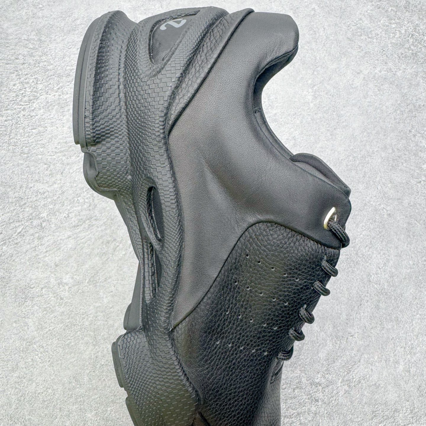 ECCo爱步 Biom C Trail 时尚简约牛皮减震耐磨低帮休闲跑步鞋 ECCO以三大核心特征为依托