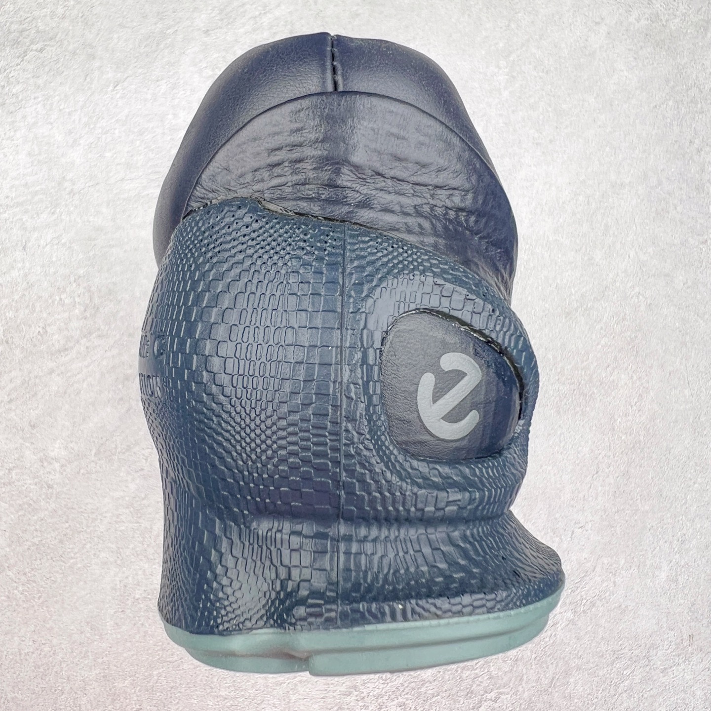 ECCo爱步 Biom C Trail 时尚简约牛皮减震耐磨低帮休闲跑步鞋 ECCO以三大核心特征为依托