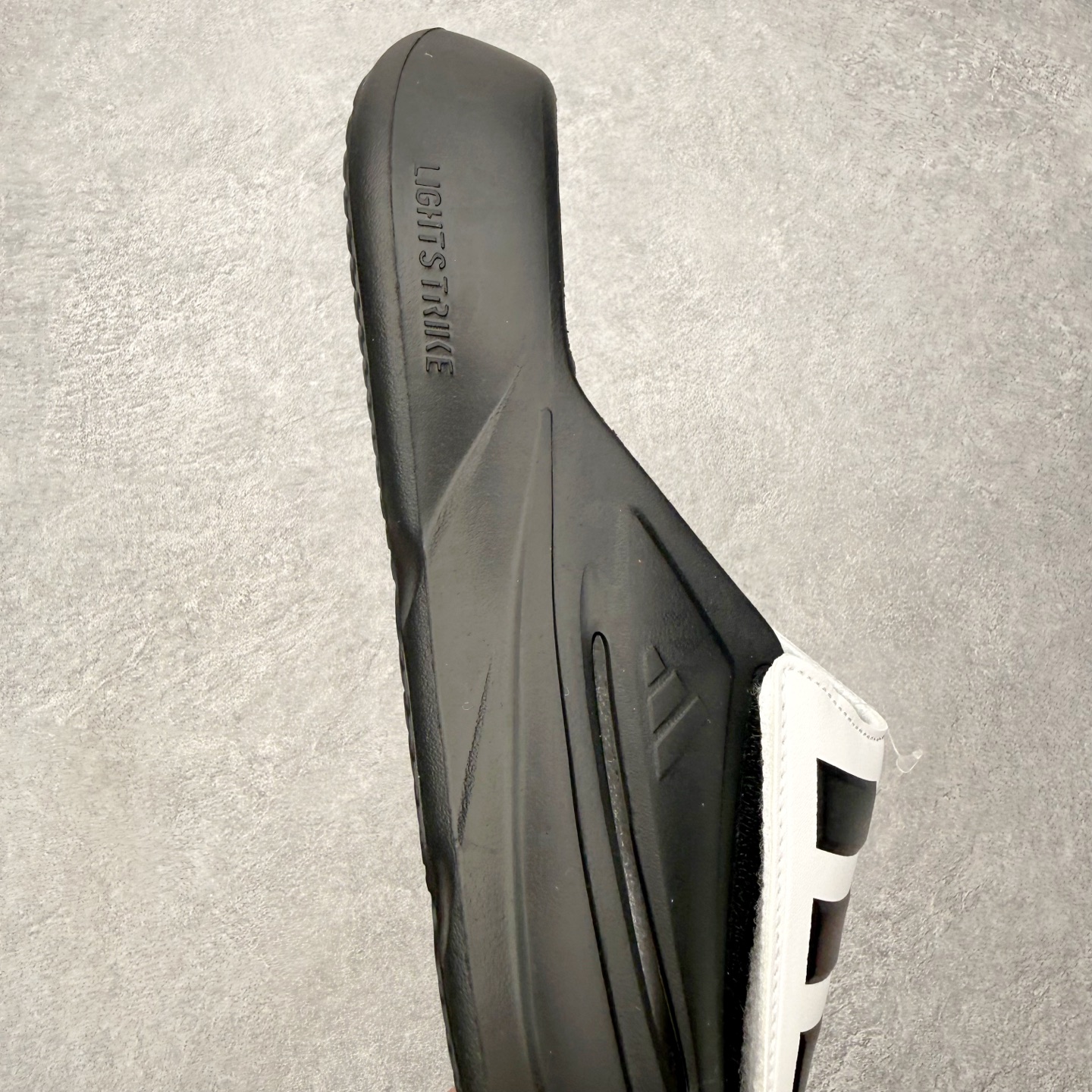 AD LIGHTBLAZE 舒适百搭 防磨一字拖鞋 尺码：39 40 41 42 43 44 45编码：