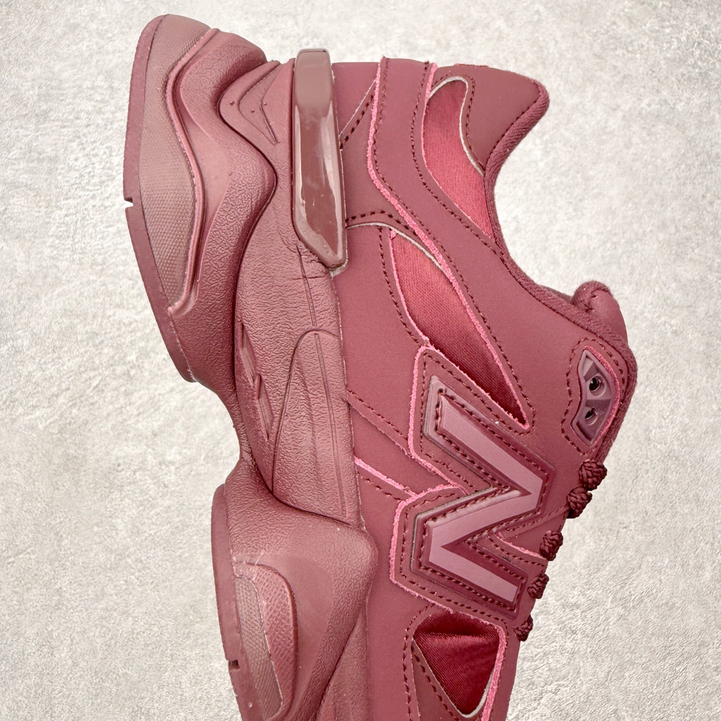 New Balance NB9060 复古运动鞋 新百伦又带来了新鞋型 并且是与芝加哥街头品牌 Joe 
