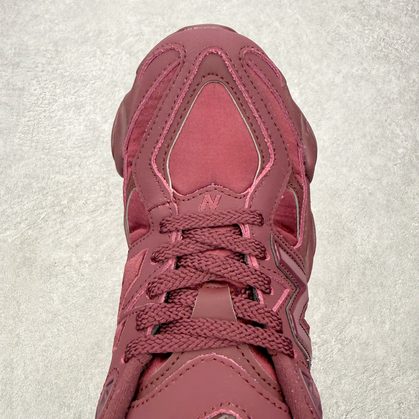 New Balance NB9060 复古运动鞋 新百伦又带来了新鞋型 并且是与芝加哥街头品牌 Joe 