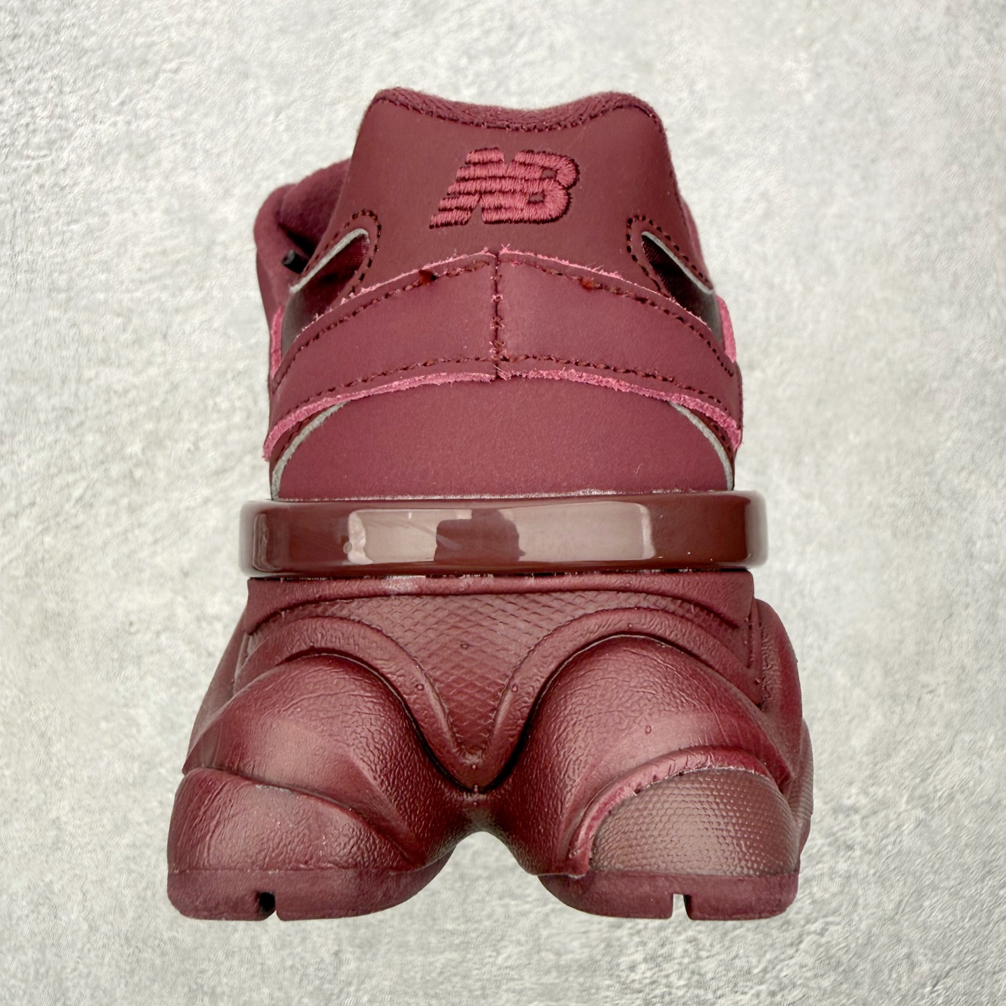 New Balance NB9060 复古运动鞋 新百伦又带来了新鞋型 并且是与芝加哥街头品牌 Joe 