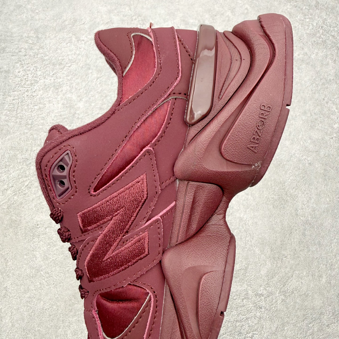 New Balance NB9060 复古运动鞋 新百伦又带来了新鞋型 并且是与芝加哥街头品牌 Joe 