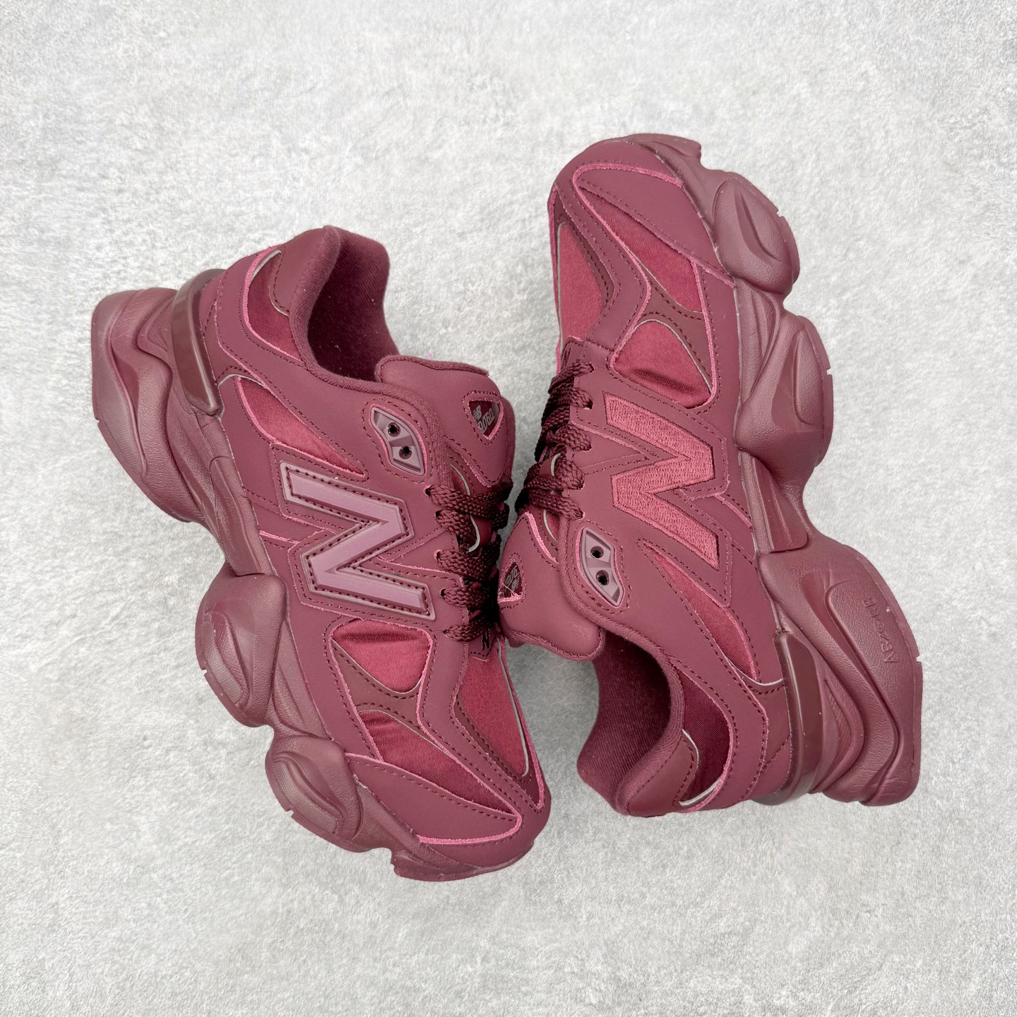 New Balance NB9060 复古运动鞋 新百伦又带来了新鞋型 并且是与芝加哥街头品牌 Joe 