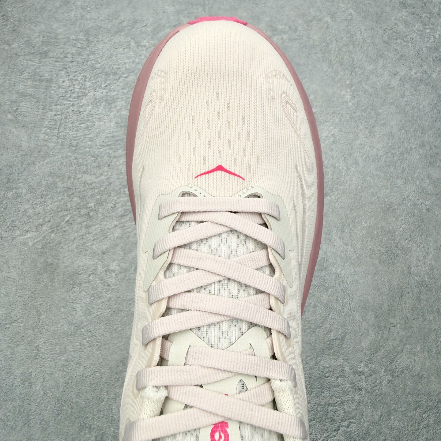 图片[4]-＃HK纯原 HOKA ONE ONE Clifton 克里夫顿10代专业性能减震公路跑步鞋 轻盈透气的针织网面和纱线的使用让鞋面更挺拔 增强鞋面的强度和支撑性能 搭配柔软的鞋舌 让双脚在舒适包裹中跑的更加畅快 全新泡棉中底 柔软的同时增强回弹性能 为不同跑者提供更平稳流畅的脚感 带来全面的缓冲保护 根据人体工程学设计的延长拉襟 后跟处弹软的海绵填充舒适固定 避免掉跟和摩擦 相比上一代光滑的内衬 Clifton 的内衬增强了摩擦力 避免双脚在鞋内滑动 尺码：36 36.5 37.5 38 38.5 39 40 40.5 41 42 42.5 43 44 44.5 45-选品中心