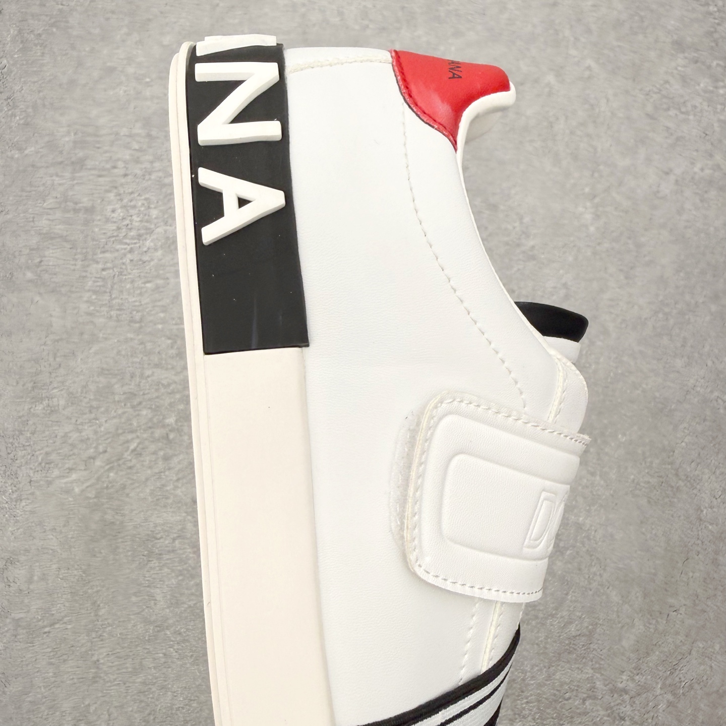 ＃CX DG杜嘉班纳 Portofino 小牛皮平底系带低帮板鞋 1985年，出生于意大利的设计师 Do