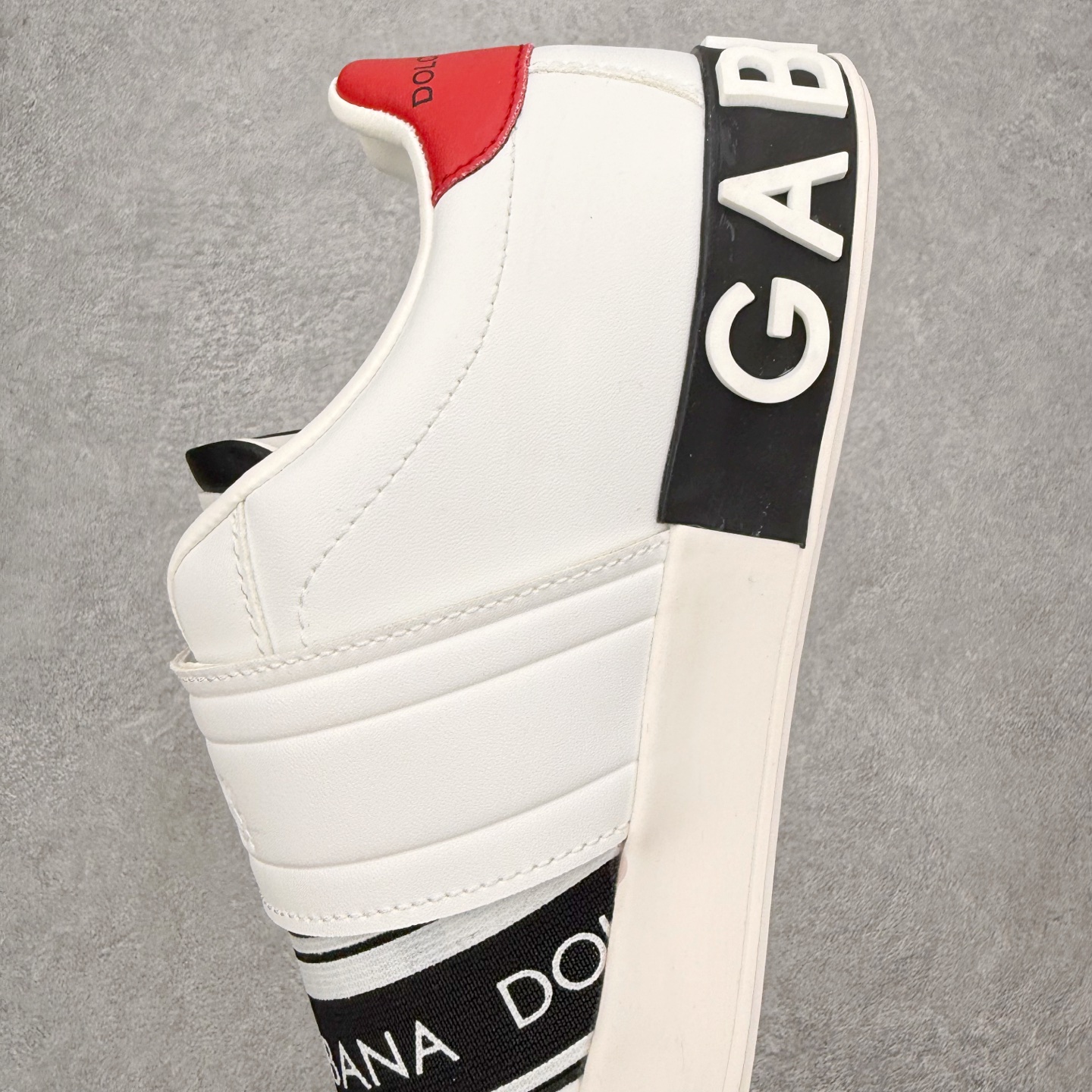 ＃CX DG杜嘉班纳 Portofino 小牛皮平底系带低帮板鞋 1985年，出生于意大利的设计师 Do