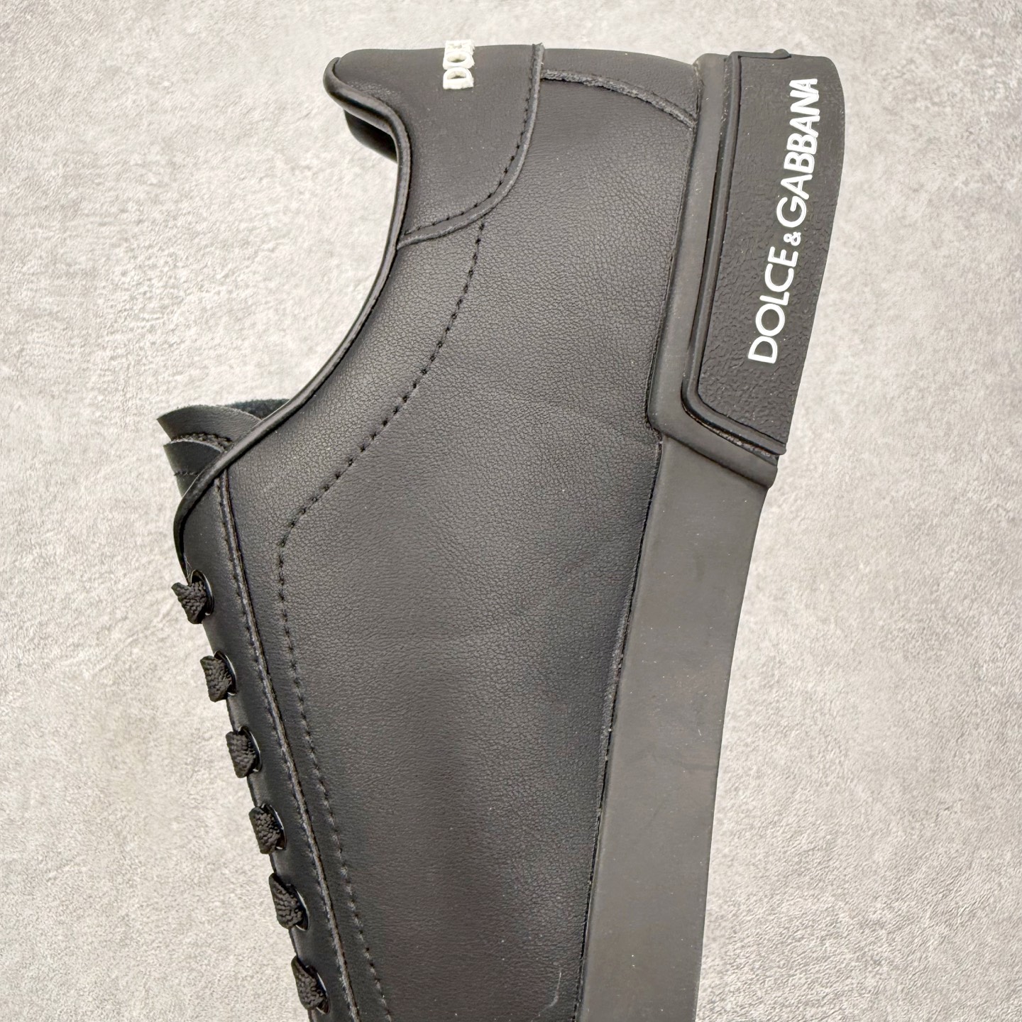 ＃CX DG杜嘉班纳 Portofino 小牛皮平底系带低帮板鞋 1985年，出生于意大利的设计师 Do