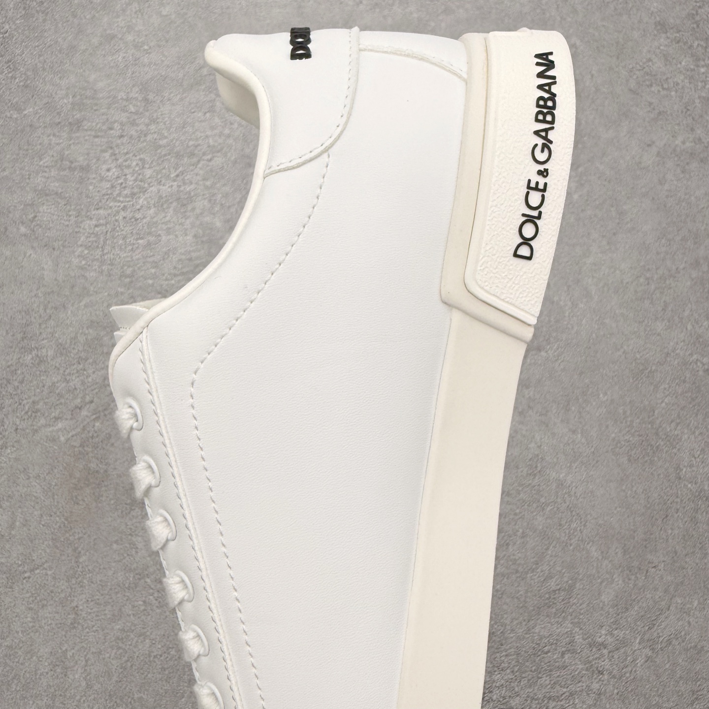 ＃CX DG杜嘉班纳 Portofino 小牛皮平底系带低帮板鞋 1985年，出生于意大利的设计师 Do