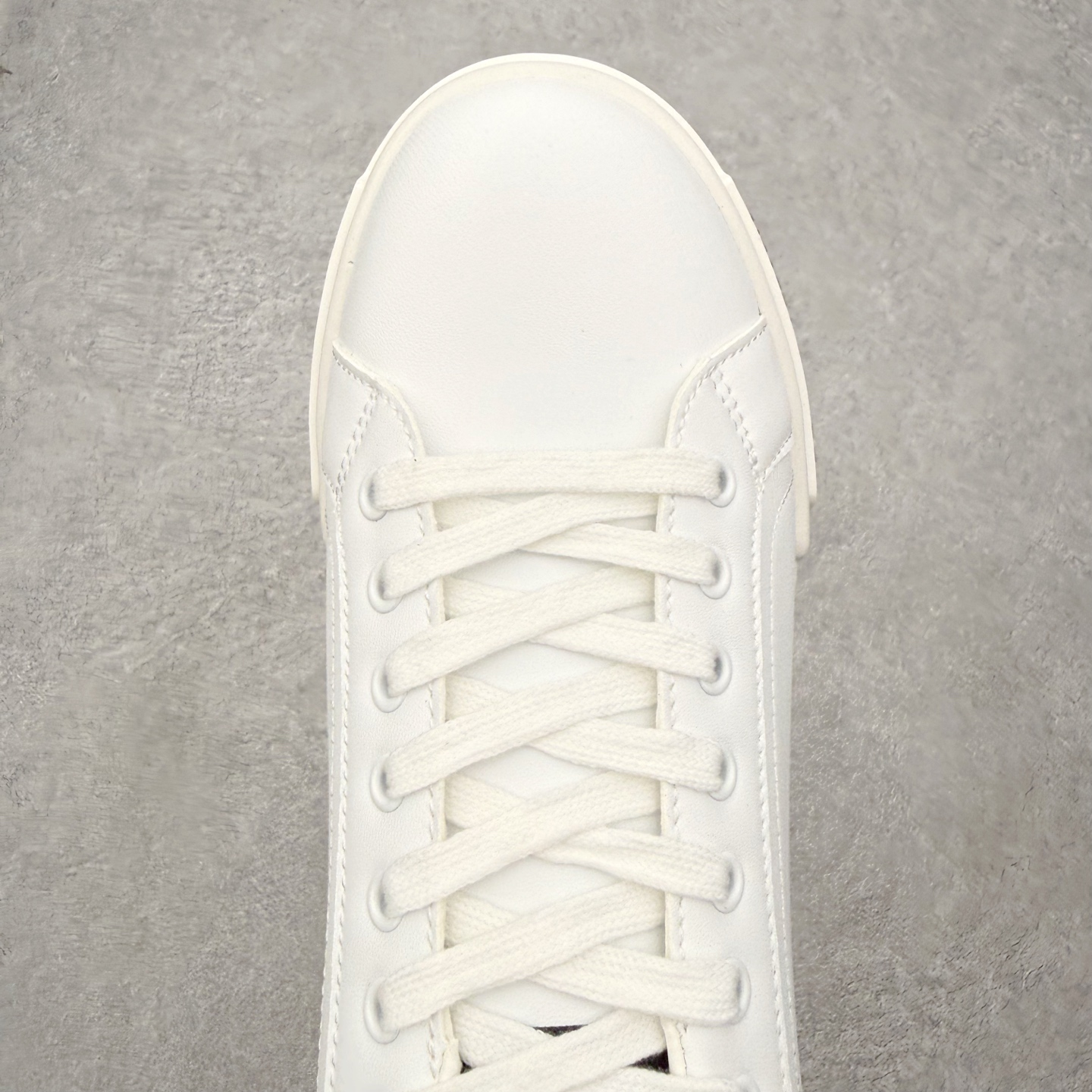 ＃CX DG杜嘉班纳 Portofino 小牛皮平底系带低帮板鞋 1985年，出生于意大利的设计师 Do