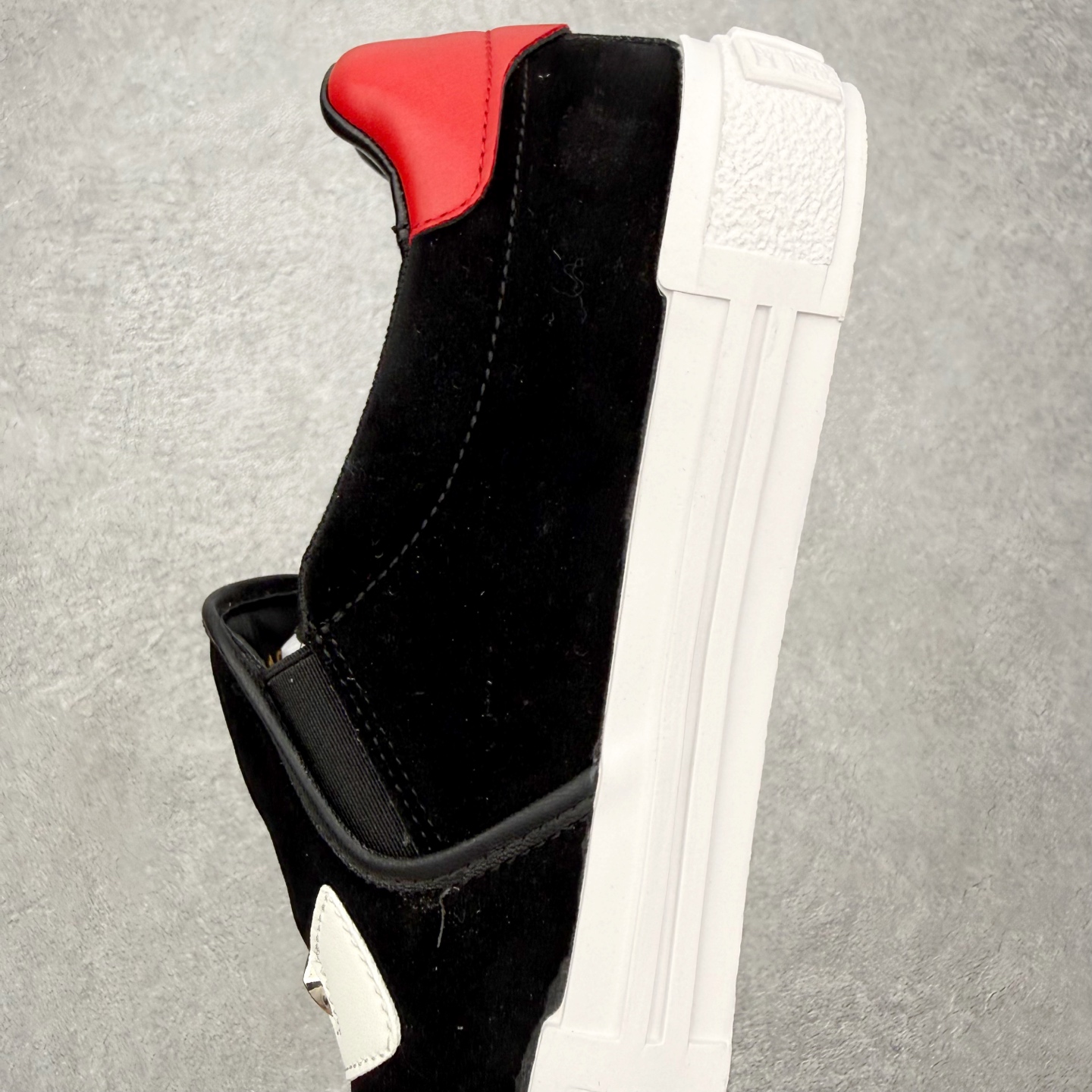 ＃CX FENDI芬迪小怪兽麂皮时尚运动休闲鞋 Fendi运动鞋设计精致，强烈且紧跟潮流。这款经典的系带