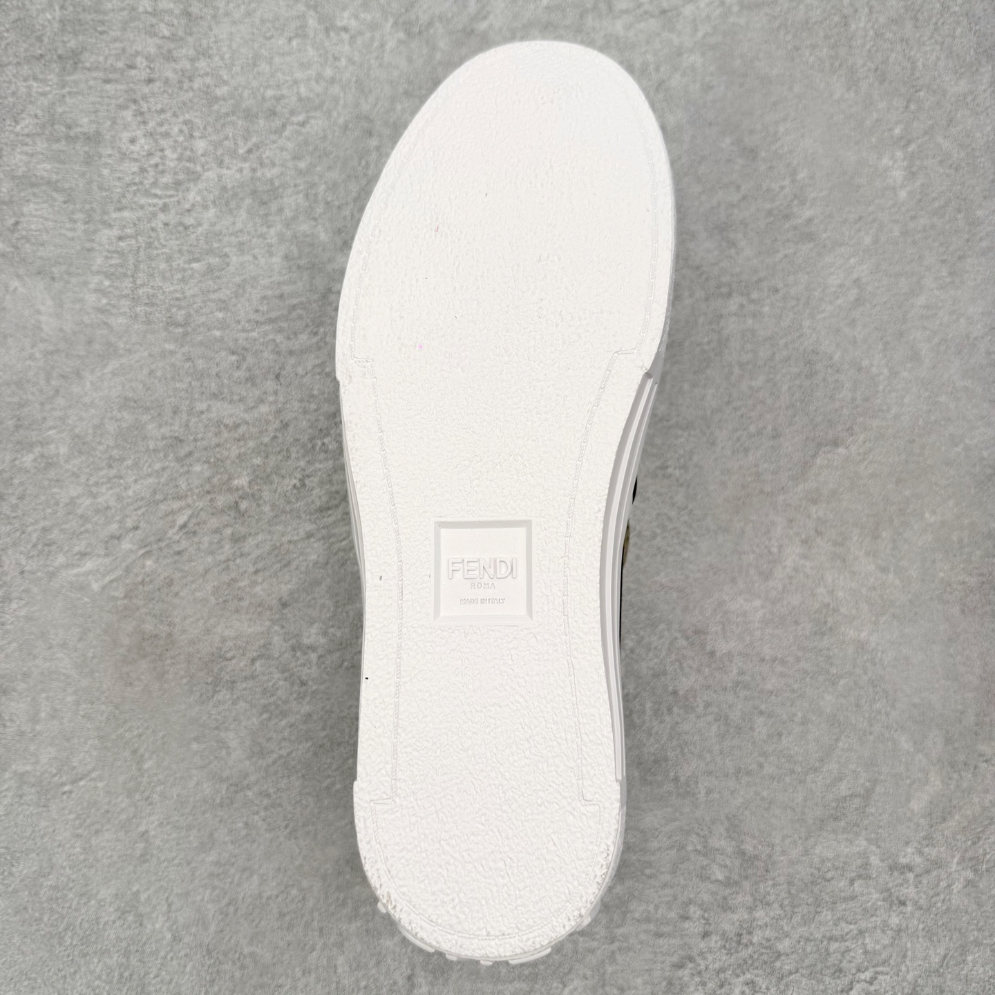 ＃CX FENDI芬迪小怪兽麂皮时尚运动休闲鞋 Fendi运动鞋设计精致，强烈且紧跟潮流。这款经典的系带