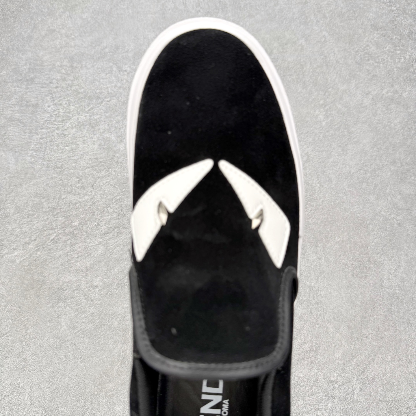 ＃CX FENDI芬迪小怪兽麂皮时尚运动休闲鞋 Fendi运动鞋设计精致，强烈且紧跟潮流。这款经典的系带