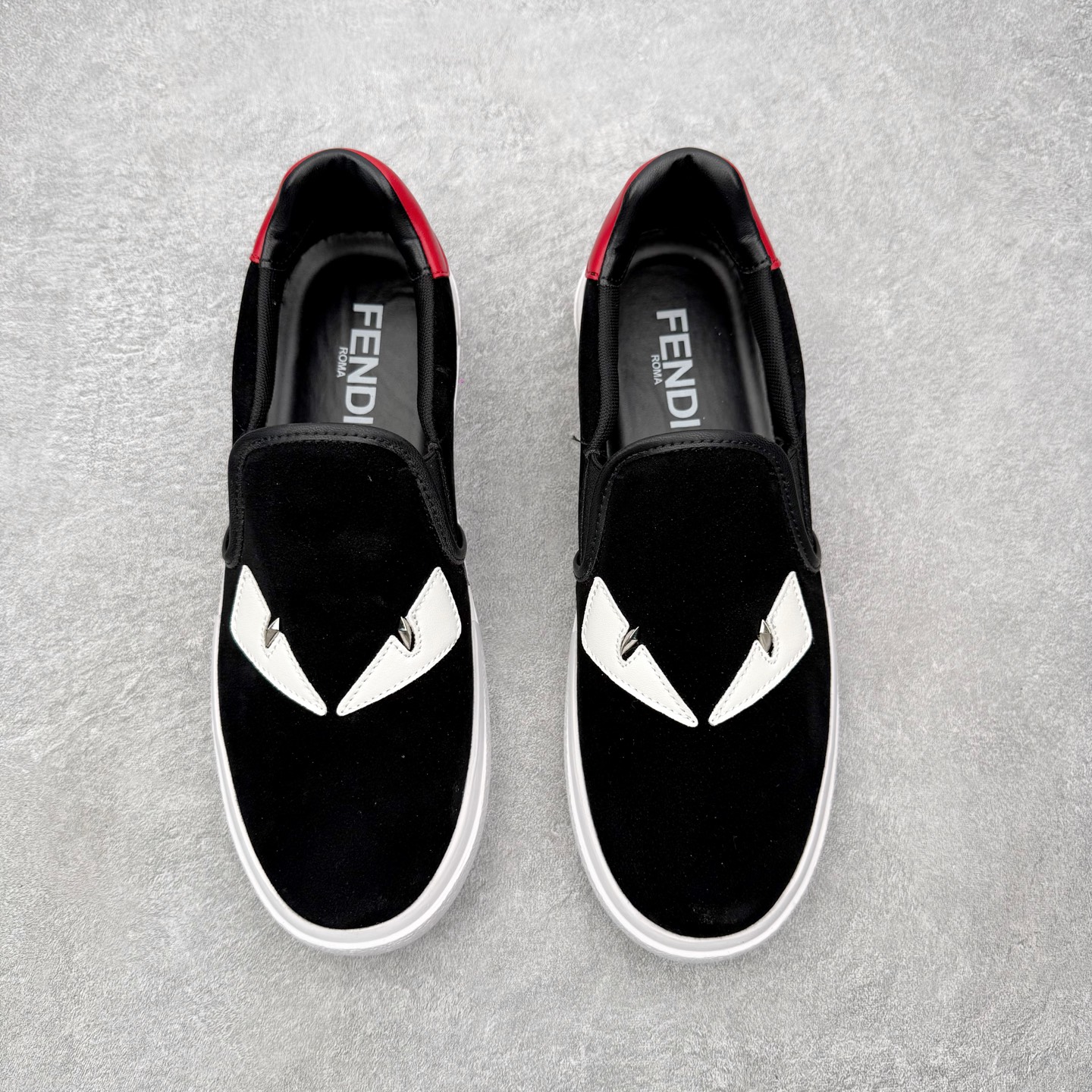 ＃CX FENDI芬迪小怪兽麂皮时尚运动休闲鞋 Fendi运动鞋设计精致，强烈且紧跟潮流。这款经典的系带