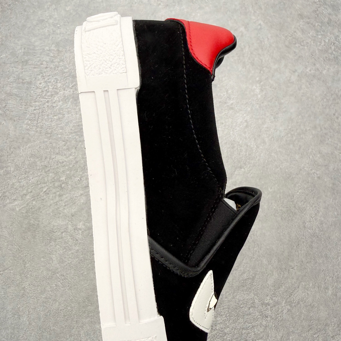 ＃CX FENDI芬迪小怪兽麂皮时尚运动休闲鞋 Fendi运动鞋设计精致，强烈且紧跟潮流。这款经典的系带