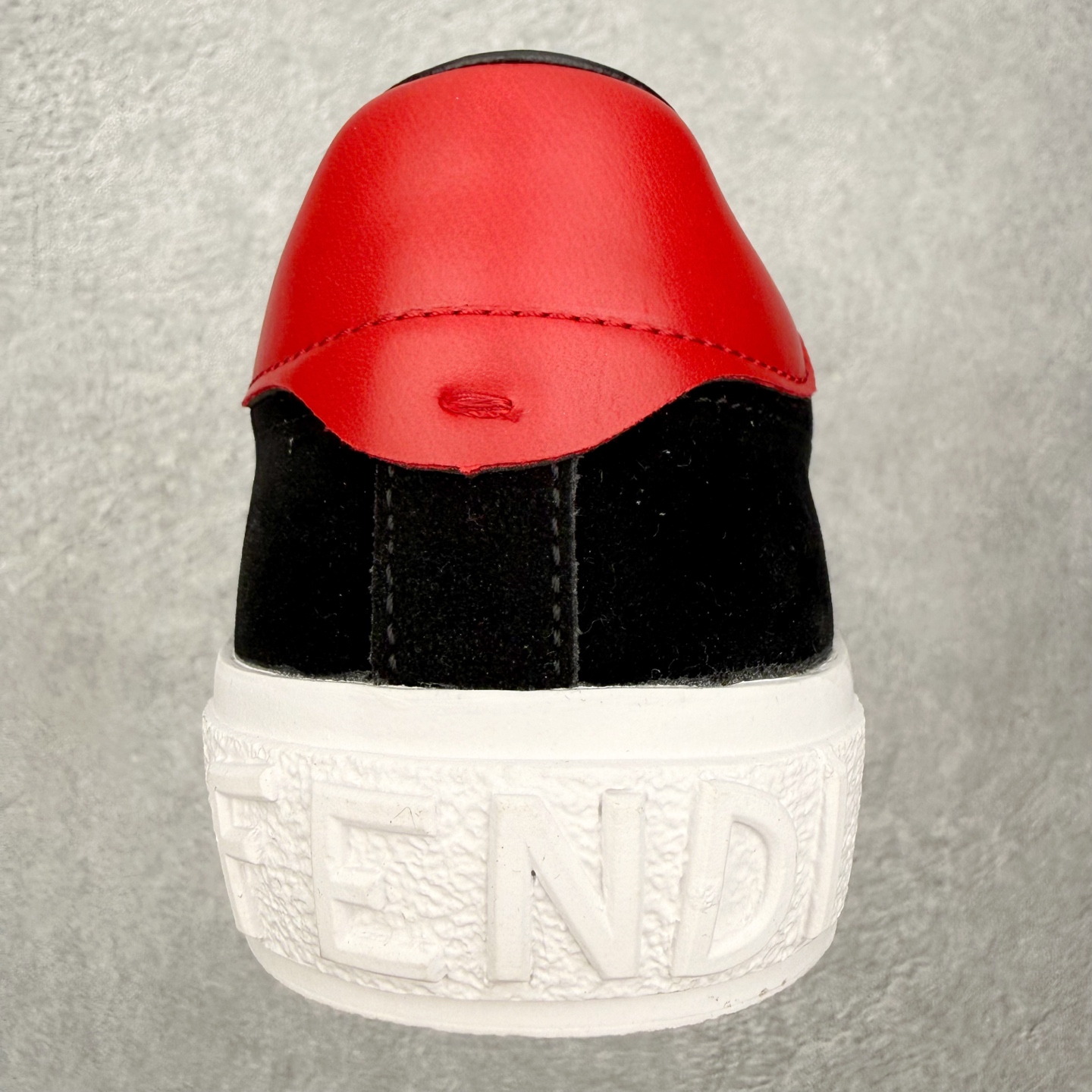 ＃CX FENDI芬迪小怪兽麂皮时尚运动休闲鞋 Fendi运动鞋设计精致，强烈且紧跟潮流。这款经典的系带