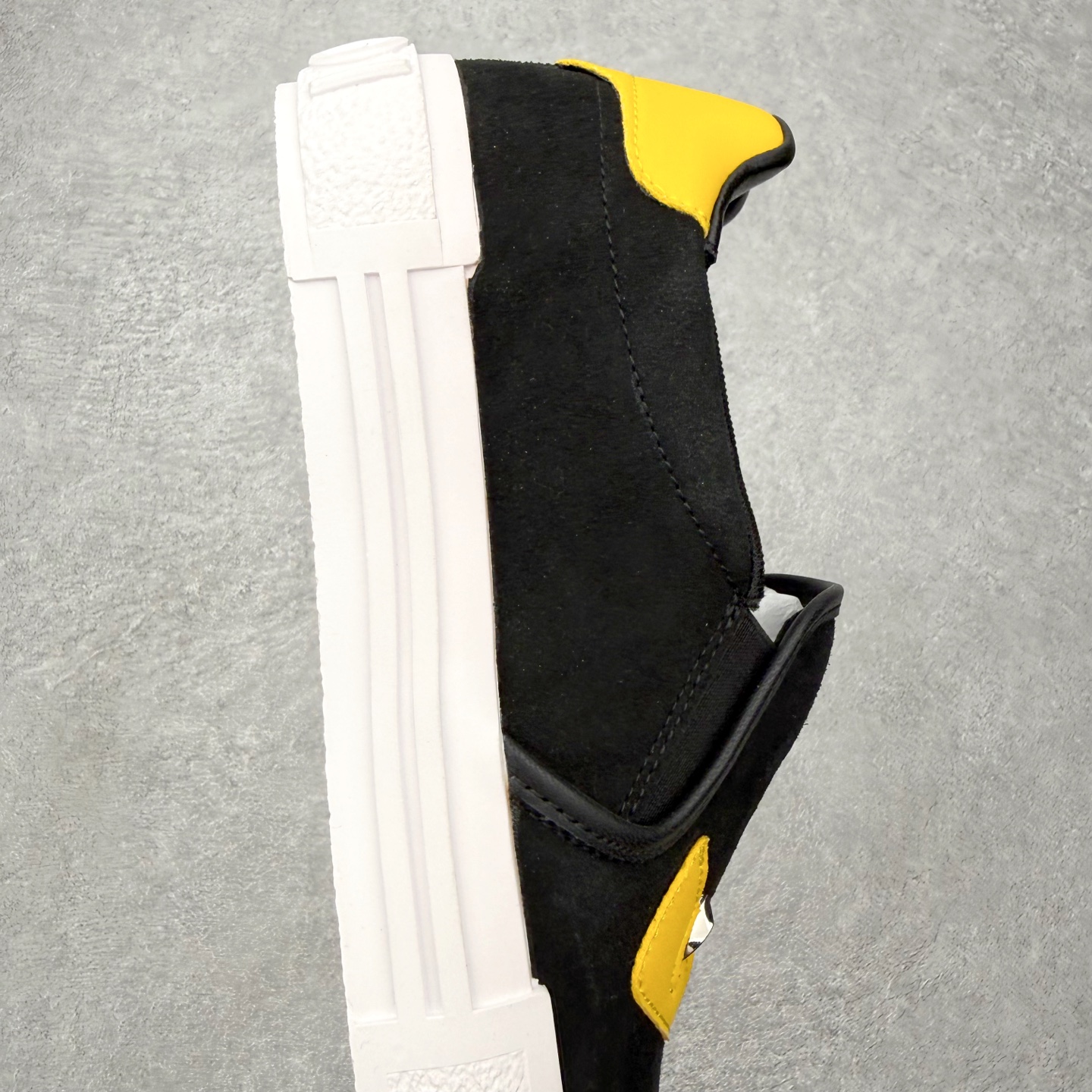 ＃CX FENDI芬迪小怪兽麂皮时尚运动休闲鞋 Fendi运动鞋设计精致，强烈且紧跟潮流。这款经典的系带