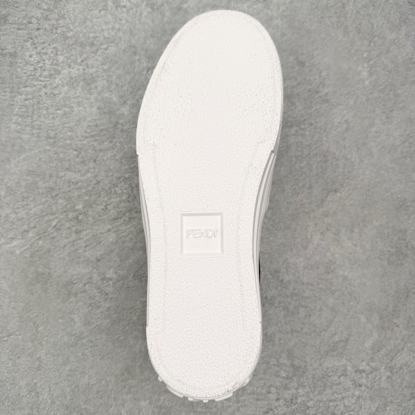 ＃CX FENDI芬迪小怪兽麂皮时尚运动休闲鞋 Fendi运动鞋设计精致，强烈且紧跟潮流。这款经典的系带