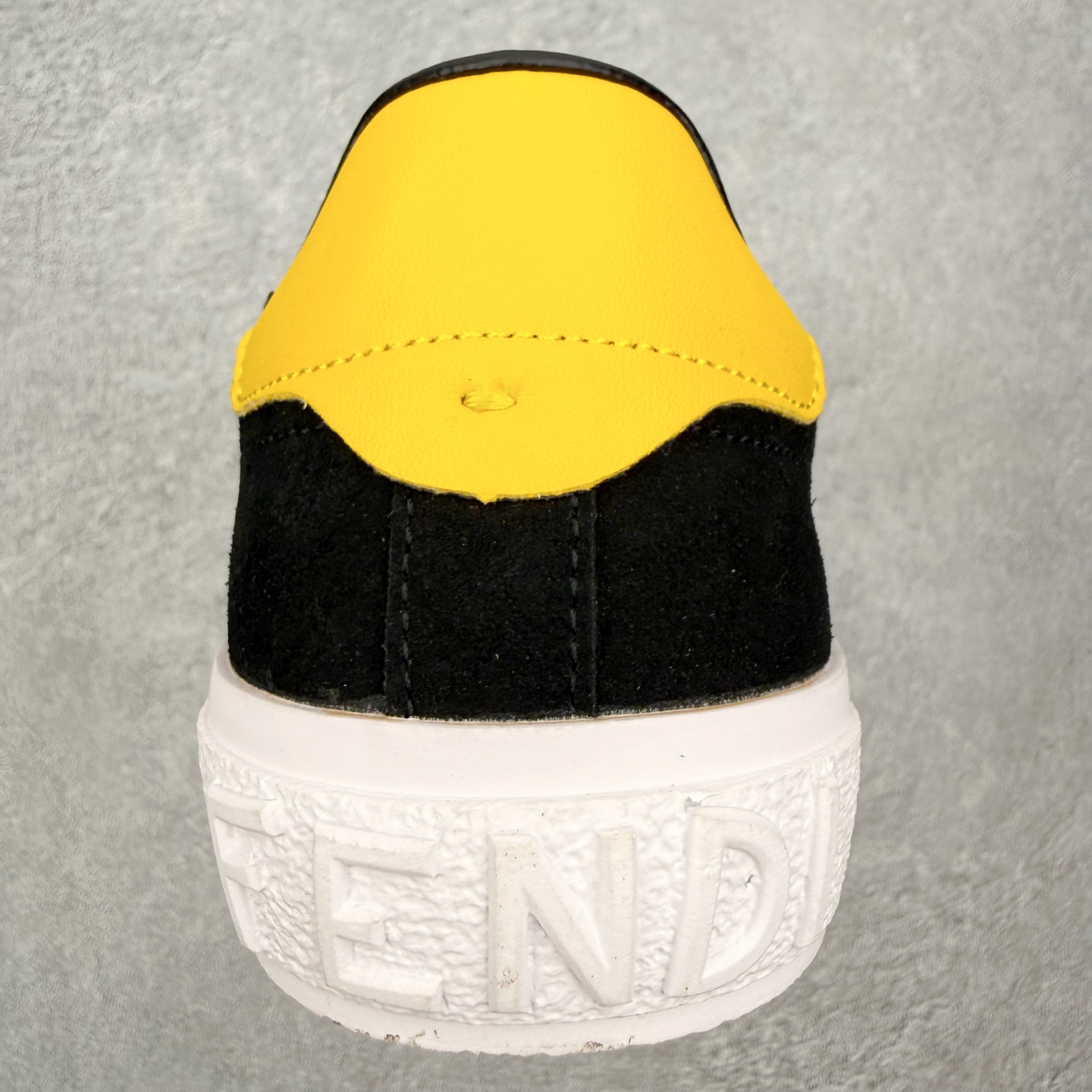 ＃CX FENDI芬迪小怪兽麂皮时尚运动休闲鞋 Fendi运动鞋设计精致，强烈且紧跟潮流。这款经典的系带