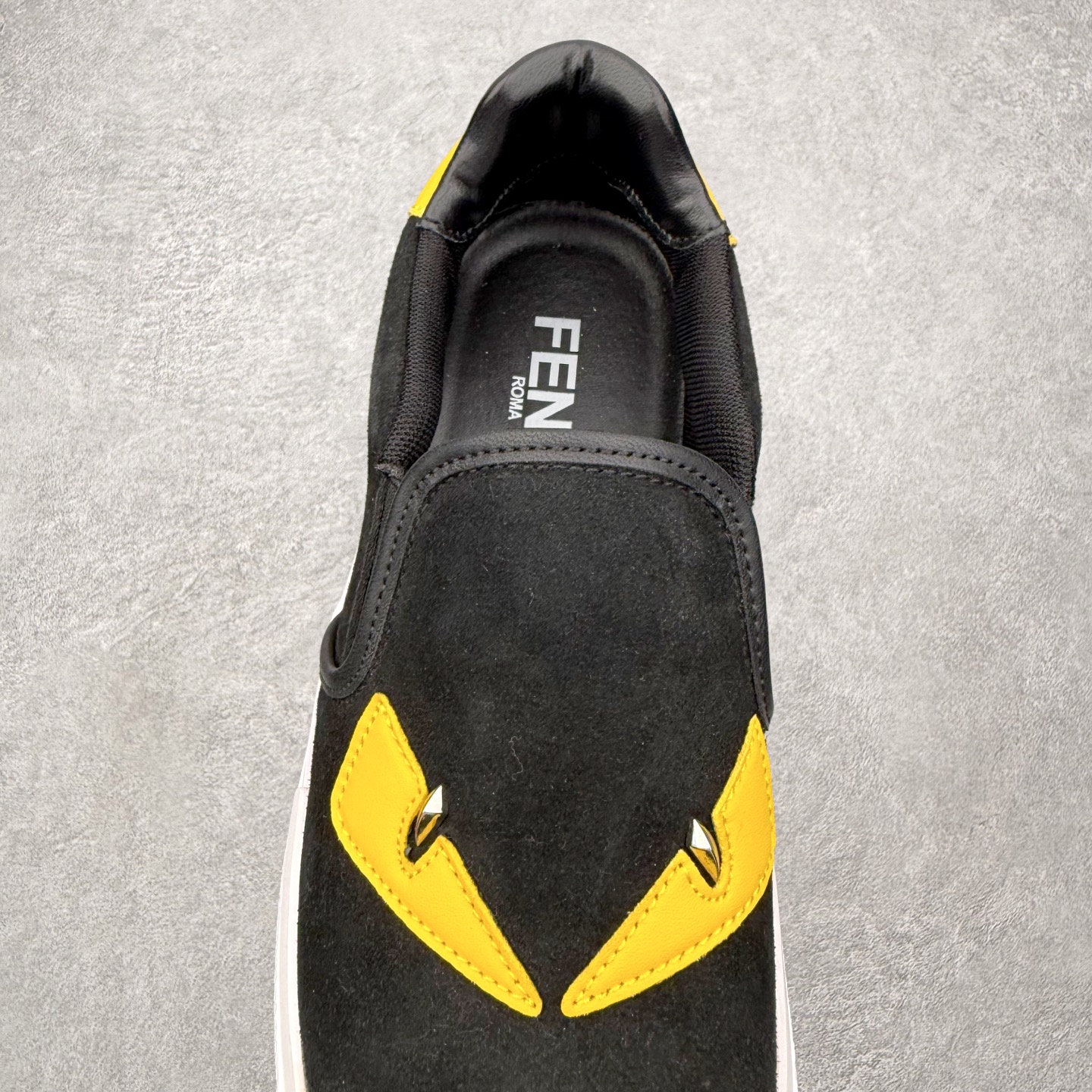 ＃CX FENDI芬迪小怪兽麂皮时尚运动休闲鞋 Fendi运动鞋设计精致，强烈且紧跟潮流。这款经典的系带