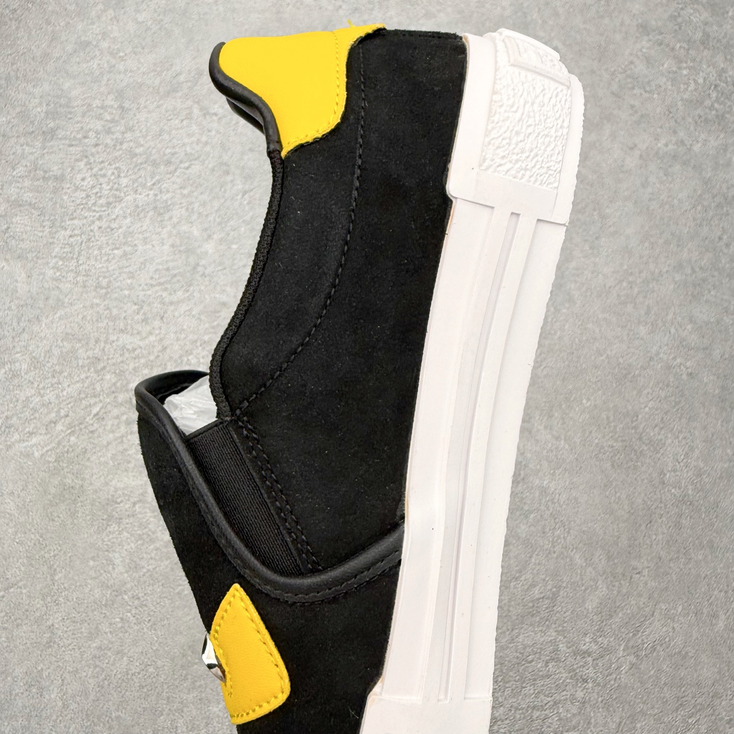 ＃CX FENDI芬迪小怪兽麂皮时尚运动休闲鞋 Fendi运动鞋设计精致，强烈且紧跟潮流。这款经典的系带