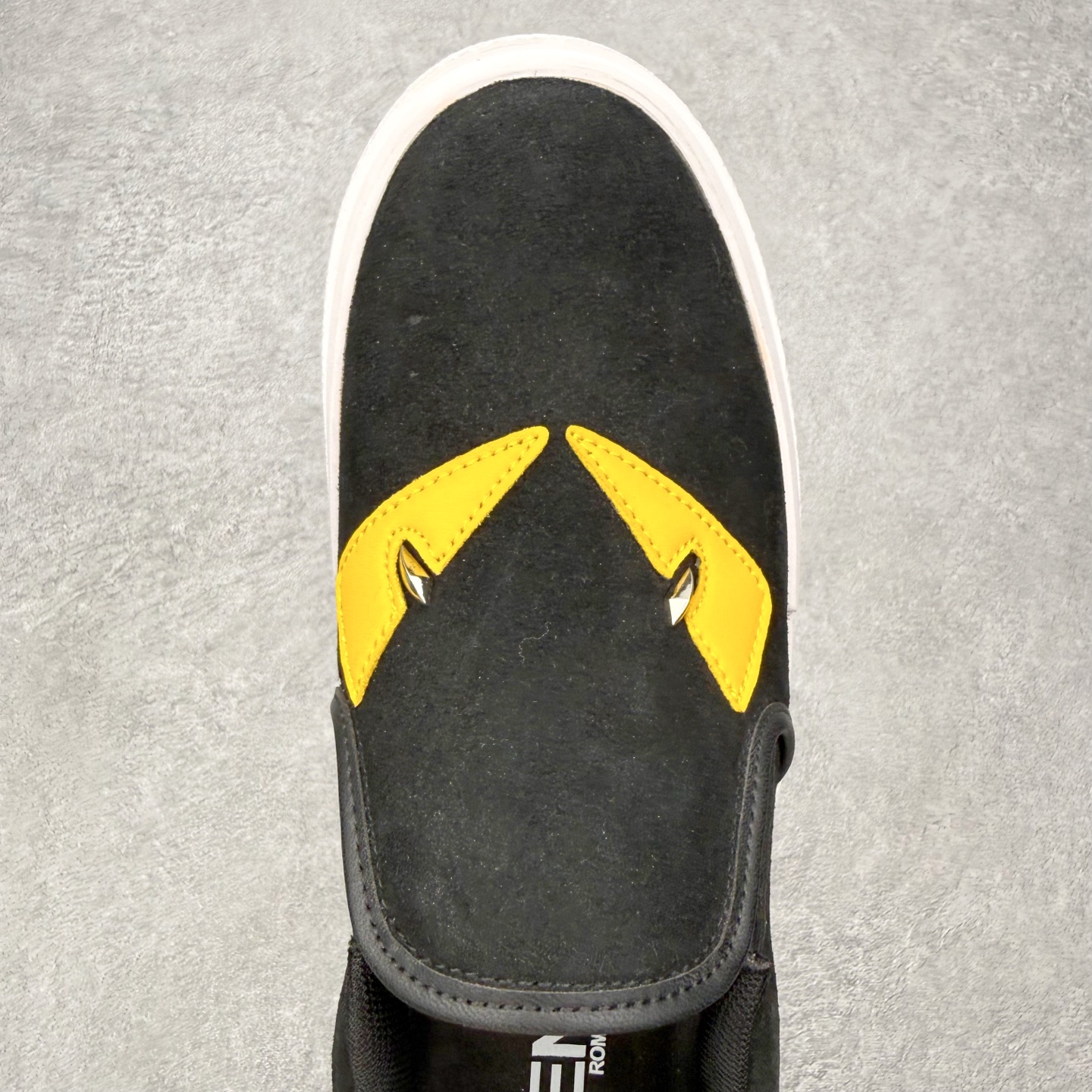 ＃CX FENDI芬迪小怪兽麂皮时尚运动休闲鞋 Fendi运动鞋设计精致，强烈且紧跟潮流。这款经典的系带