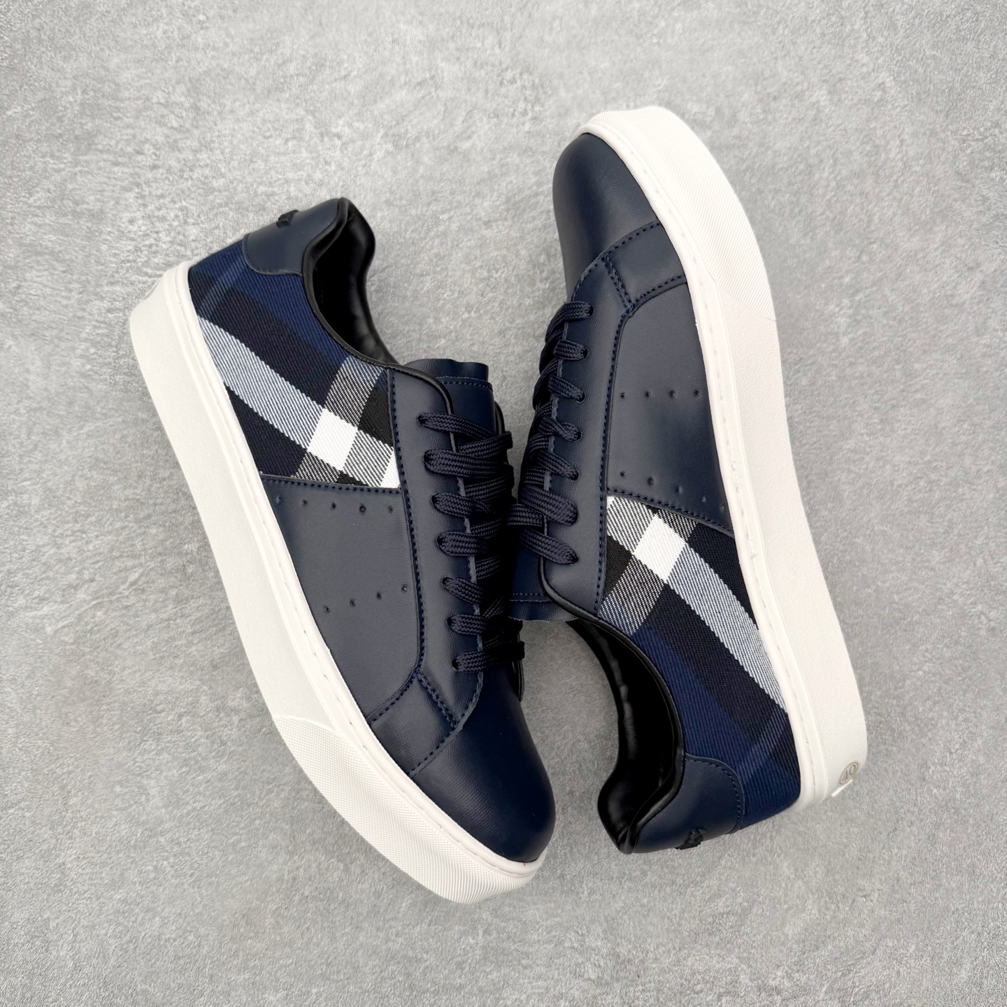 ＃CX Burberry博柏利巴宝莉皮革格纹系带低帮时尚板鞋 选用优质材料，精细制作。经典设计，展现优雅