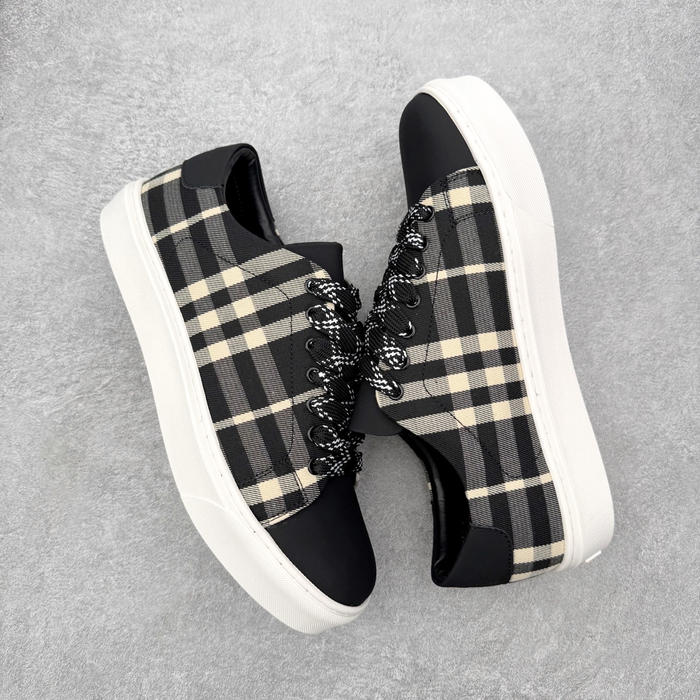 ＃CX Burberry博柏利巴宝莉皮革格纹系带低帮时尚板鞋 选用优质材料，精细制作。经典设计，展现优雅