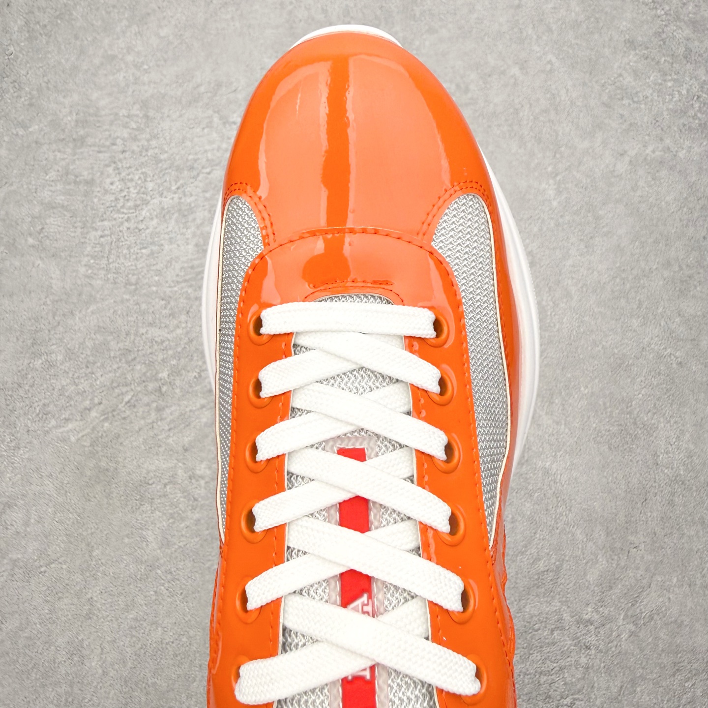Prada America's Cup 普拉达 运动鞋经过重新设计 全新面料和颜色为它注入新的当代精神 