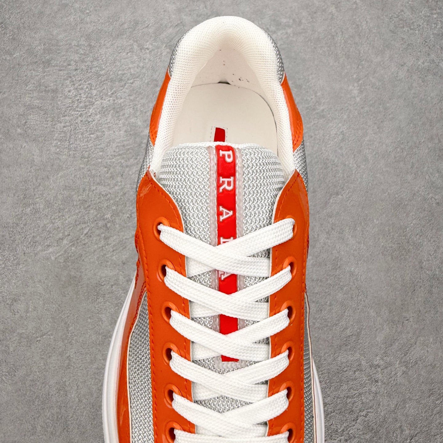 Prada America's Cup 普拉达 运动鞋经过重新设计 全新面料和颜色为它注入新的当代精神 