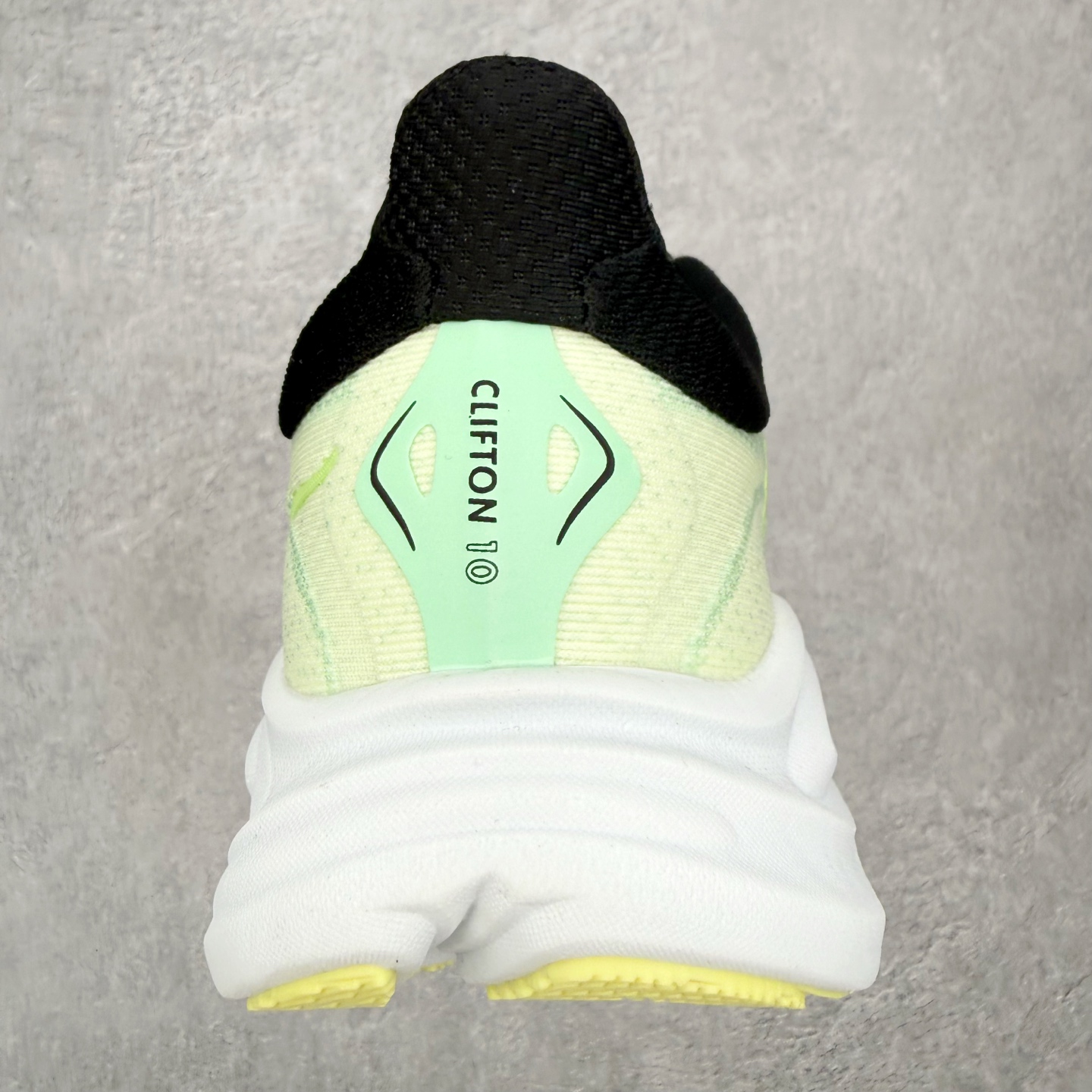 图片[8]-＃HK纯原 HOKA ONE ONE Clifton 克里夫顿10代专业性能减震公路跑步鞋 轻盈透气的针织网面和纱线的使用让鞋面更挺拔 增强鞋面的强度和支撑性能 搭配柔软的鞋舌 让双脚在舒适包裹中跑的更加畅快 全新泡棉中底 柔软的同时增强回弹性能 为不同跑者提供更平稳流畅的脚感 带来全面的缓冲保护 根据人体工程学设计的延长拉襟 后跟处弹软的海绵填充舒适固定 避免掉跟和摩擦 相比上一代光滑的内衬 Clifton 的内衬增强了摩擦力 避免双脚在鞋内滑动 尺码：36 36.5 37.5 38 38.5 39 40 40.5 41 42 42.5 43 44 44.5 45-选品中心