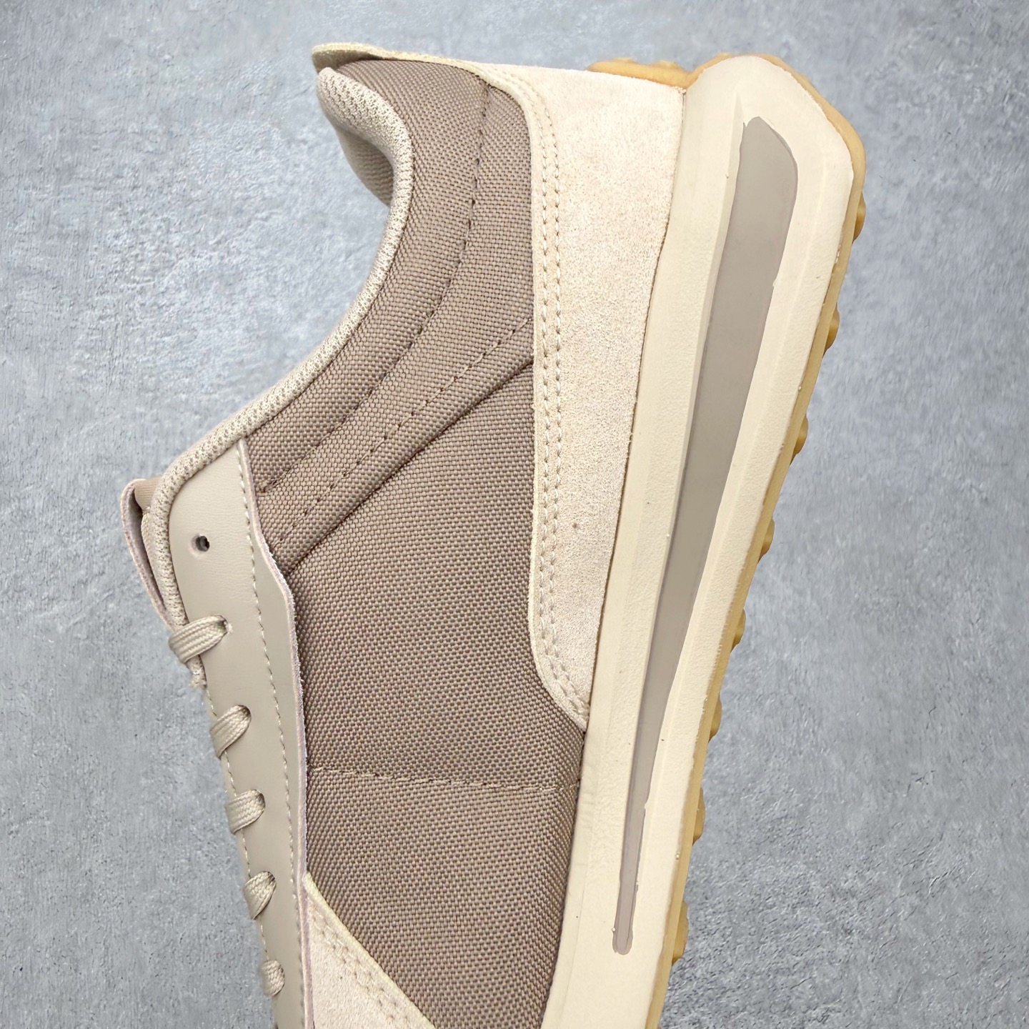 图片[7]-DESCENTE Sport Style Chron Racer 迪桑特舒适百搭防滑耐磨低帮生活休闲鞋 是一款集复古与现代于一体的低帮跑步鞋 简洁的牛皮鞋面不仅彰显出时尚的质感 还适用于多种场合的穿搭 这款鞋子的透气性能极佳 轻质弹性鞋底则提供了良好的舒适度和耐磨性 使你在行走或跑步时都能感受到脚底的柔软与支撑 尺码：36 36.5 37.5 38 38.5 39 40 40.5 41 42 42.5 43 44 44.5 45-选品中心