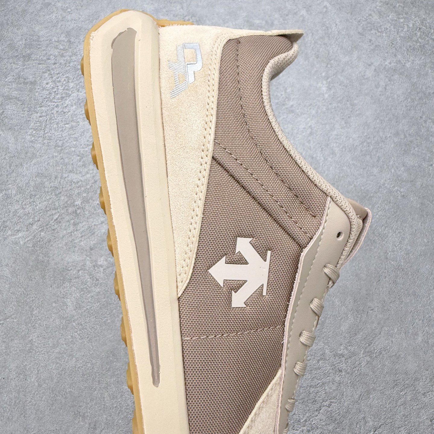 图片[6]-DESCENTE Sport Style Chron Racer 迪桑特舒适百搭防滑耐磨低帮生活休闲鞋 是一款集复古与现代于一体的低帮跑步鞋 简洁的牛皮鞋面不仅彰显出时尚的质感 还适用于多种场合的穿搭 这款鞋子的透气性能极佳 轻质弹性鞋底则提供了良好的舒适度和耐磨性 使你在行走或跑步时都能感受到脚底的柔软与支撑 尺码：36 36.5 37.5 38 38.5 39 40 40.5 41 42 42.5 43 44 44.5 45-选品中心