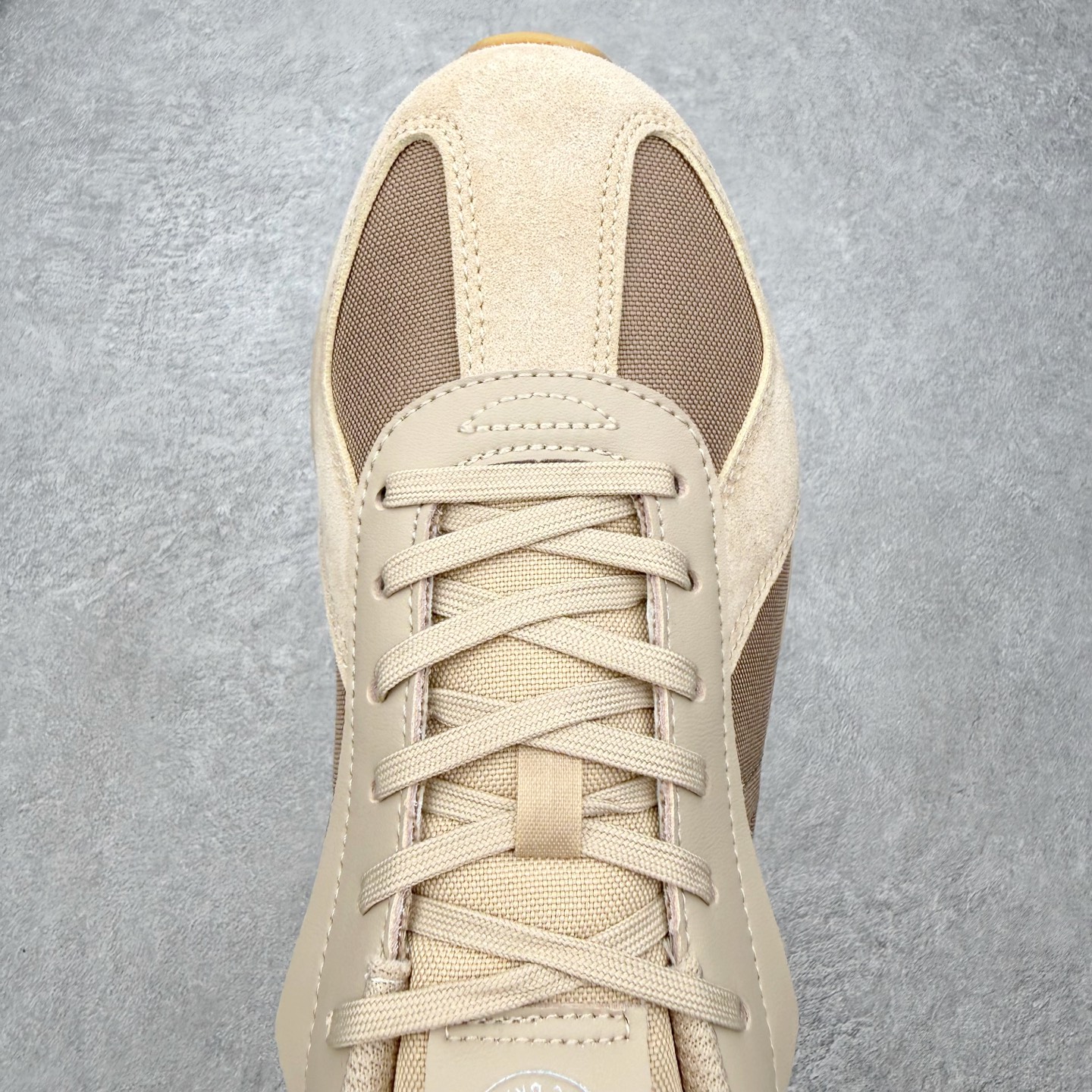 图片[4]-DESCENTE Sport Style Chron Racer 迪桑特舒适百搭防滑耐磨低帮生活休闲鞋 是一款集复古与现代于一体的低帮跑步鞋 简洁的牛皮鞋面不仅彰显出时尚的质感 还适用于多种场合的穿搭 这款鞋子的透气性能极佳 轻质弹性鞋底则提供了良好的舒适度和耐磨性 使你在行走或跑步时都能感受到脚底的柔软与支撑 尺码：36 36.5 37.5 38 38.5 39 40 40.5 41 42 42.5 43 44 44.5 45-选品中心