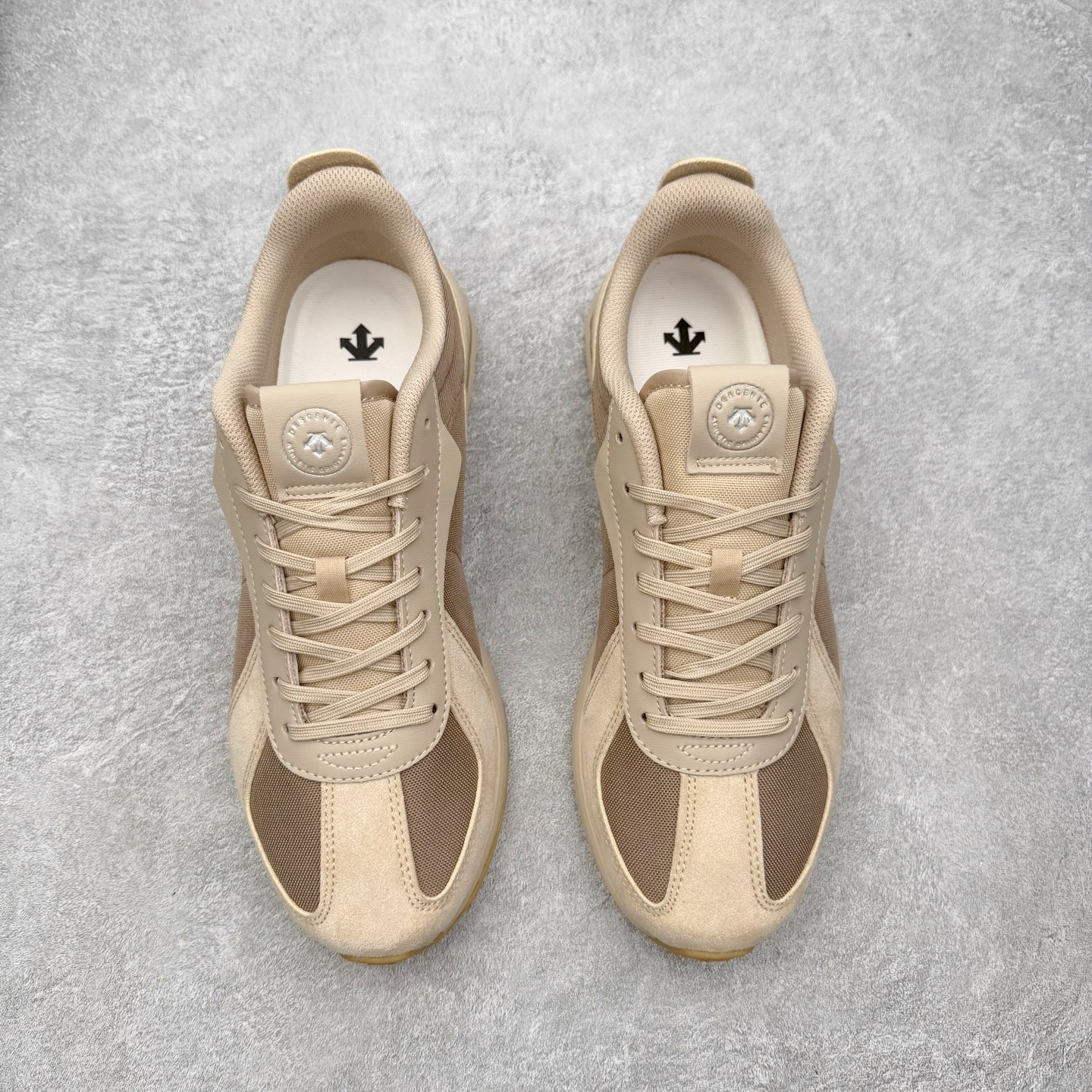 图片[2]-DESCENTE Sport Style Chron Racer 迪桑特舒适百搭防滑耐磨低帮生活休闲鞋 是一款集复古与现代于一体的低帮跑步鞋 简洁的牛皮鞋面不仅彰显出时尚的质感 还适用于多种场合的穿搭 这款鞋子的透气性能极佳 轻质弹性鞋底则提供了良好的舒适度和耐磨性 使你在行走或跑步时都能感受到脚底的柔软与支撑 尺码：36 36.5 37.5 38 38.5 39 40 40.5 41 42 42.5 43 44 44.5 45-选品中心