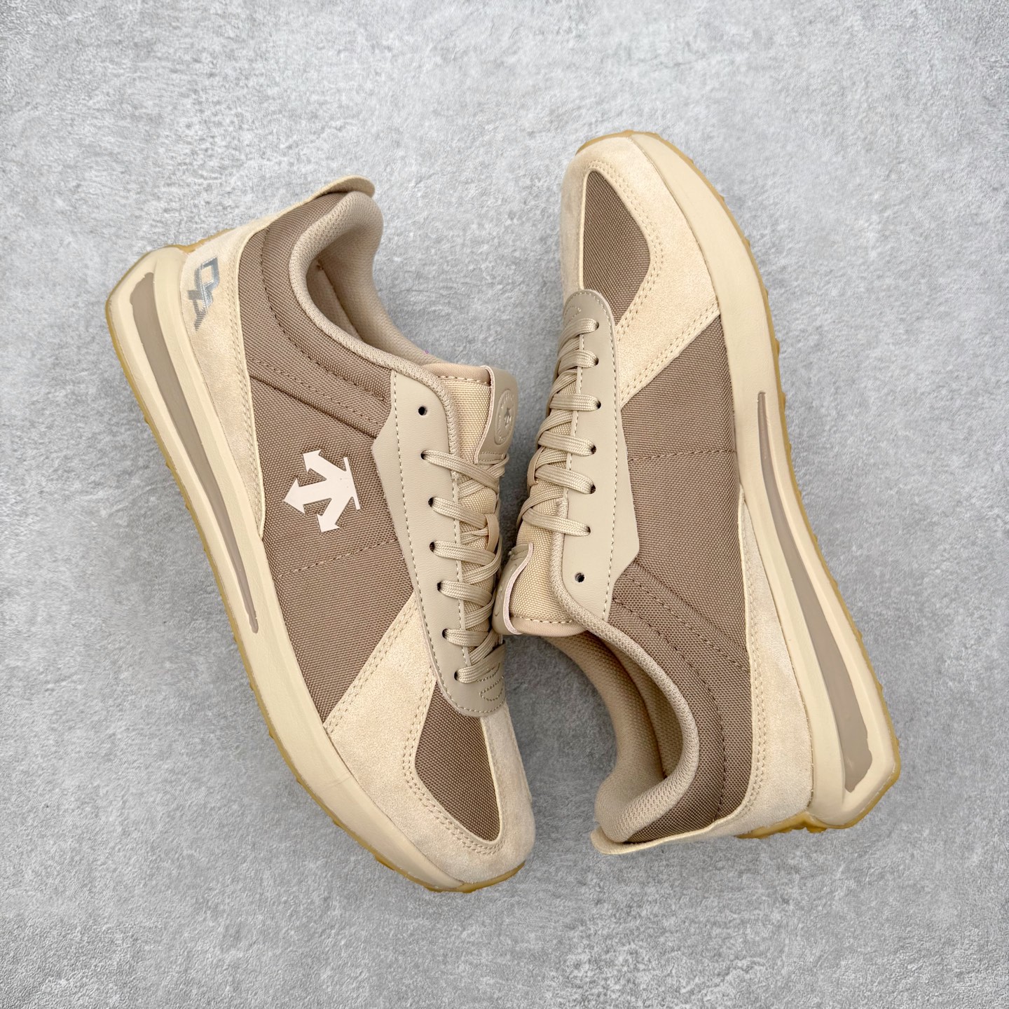 图片[3]-DESCENTE Sport Style Chron Racer 迪桑特舒适百搭防滑耐磨低帮生活休闲鞋 是一款集复古与现代于一体的低帮跑步鞋 简洁的牛皮鞋面不仅彰显出时尚的质感 还适用于多种场合的穿搭 这款鞋子的透气性能极佳 轻质弹性鞋底则提供了良好的舒适度和耐磨性 使你在行走或跑步时都能感受到脚底的柔软与支撑 尺码：36 36.5 37.5 38 38.5 39 40 40.5 41 42 42.5 43 44 44.5 45-选品中心