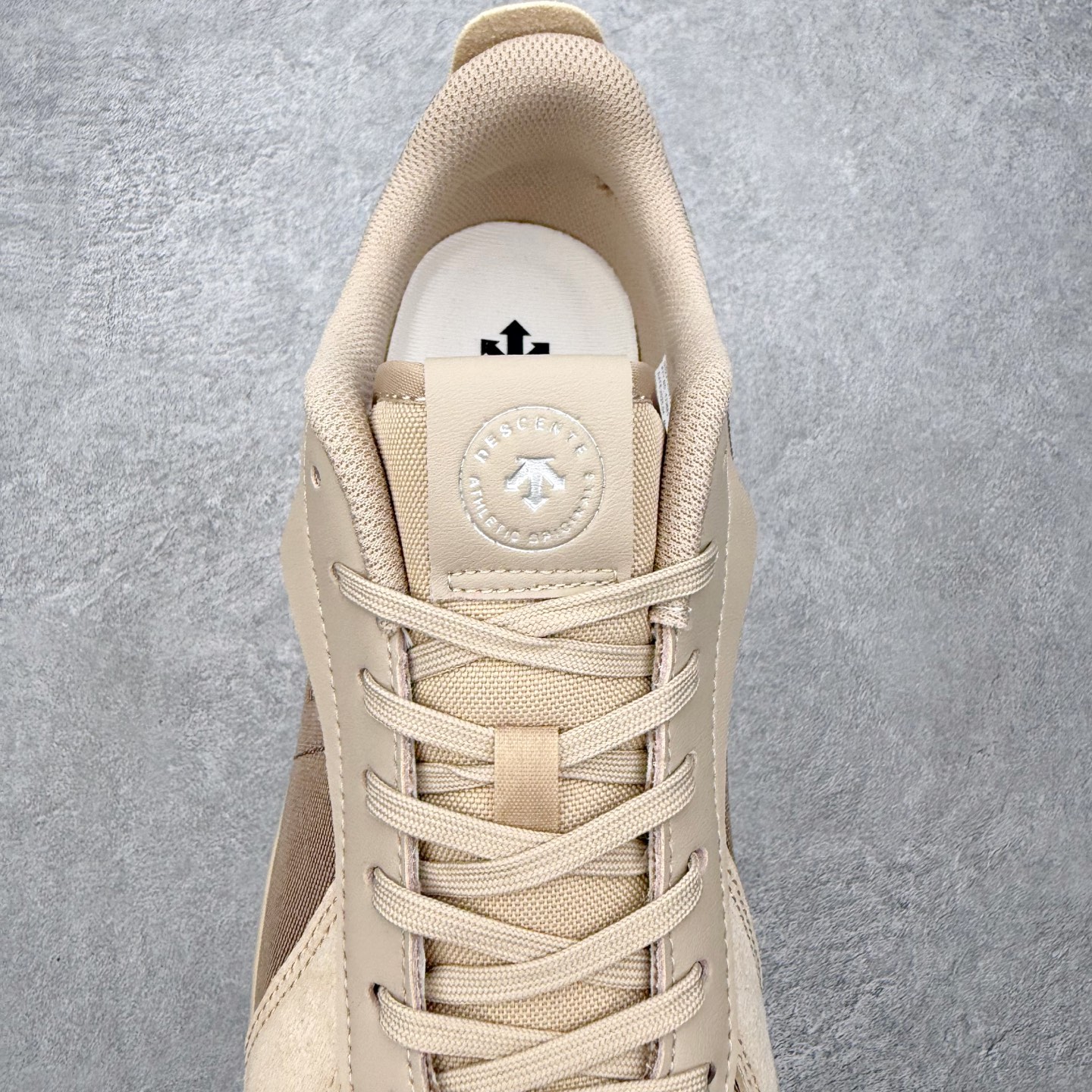 图片[5]-DESCENTE Sport Style Chron Racer 迪桑特舒适百搭防滑耐磨低帮生活休闲鞋 是一款集复古与现代于一体的低帮跑步鞋 简洁的牛皮鞋面不仅彰显出时尚的质感 还适用于多种场合的穿搭 这款鞋子的透气性能极佳 轻质弹性鞋底则提供了良好的舒适度和耐磨性 使你在行走或跑步时都能感受到脚底的柔软与支撑 尺码：36 36.5 37.5 38 38.5 39 40 40.5 41 42 42.5 43 44 44.5 45-选品中心