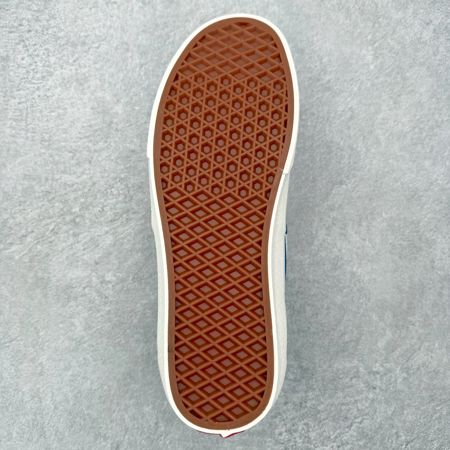 Vans Clash The Wall 经典解构高帮致敬街头文化，挑战传统规则 此次全新系列融合Auth
