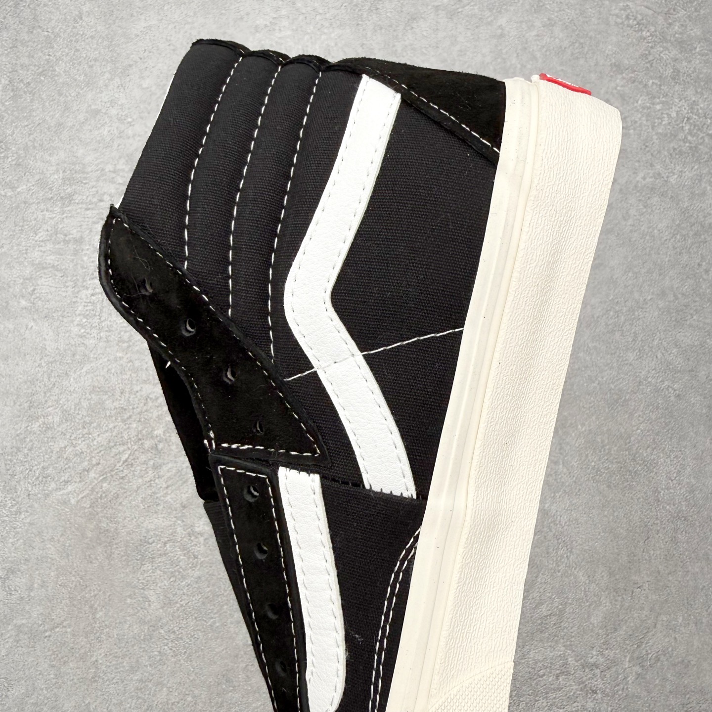 Vans Clash The Wall 经典解构高帮致敬街头文化，挑战传统规则 此次全新系列融合Auth