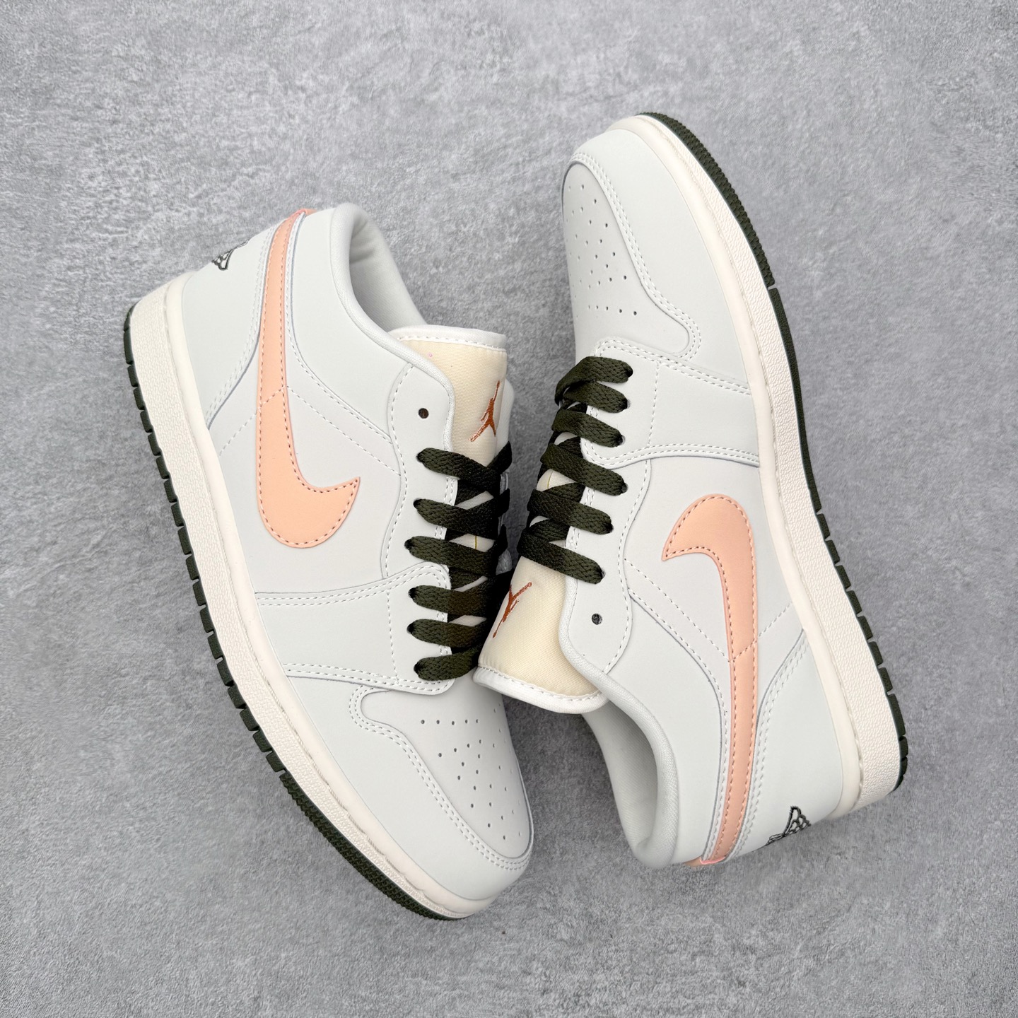图片[3]-＃K版 Air Jordan AJ1 Low 低帮 DC0774-111 全新流水线出品 DT版本唯一平替选择 市场第二梯队最强版 全部原鞋开发 原楦原纸板开发 全鞋电脑针车 原厂内置全掌气垫 原盒内在原标 唯一Zp原版鞋带绑法 免检产品 全新2022版型 全头层皮料 完美零毛边处理 原厂配置全掌气垫 价格定位良心 几十个配色陆续出货 实拍调校N版已经零色差零失真 百分百还原实物色彩所见即所得 不存在货不对板色差等低级问题 选购参考实物拍摄 不混卖不参货 只用心做好货严格选品 承诺混一赔十 尺码：36 36.5 37.5 38 38.5 39 40 40.5 41 42 42.5 43 44 44.5 45-选品中心