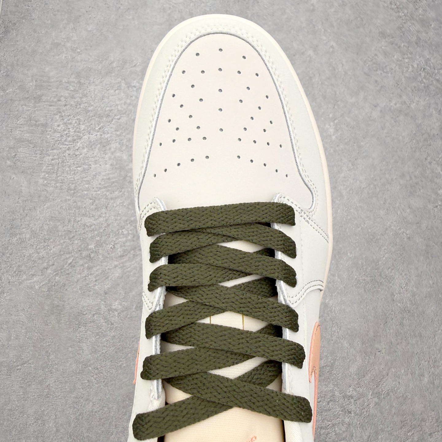 图片[4]-＃K版 Air Jordan AJ1 Low 低帮 DC0774-111 全新流水线出品 DT版本唯一平替选择 市场第二梯队最强版 全部原鞋开发 原楦原纸板开发 全鞋电脑针车 原厂内置全掌气垫 原盒内在原标 唯一Zp原版鞋带绑法 免检产品 全新2022版型 全头层皮料 完美零毛边处理 原厂配置全掌气垫 价格定位良心 几十个配色陆续出货 实拍调校N版已经零色差零失真 百分百还原实物色彩所见即所得 不存在货不对板色差等低级问题 选购参考实物拍摄 不混卖不参货 只用心做好货严格选品 承诺混一赔十 尺码：36 36.5 37.5 38 38.5 39 40 40.5 41 42 42.5 43 44 44.5 45-选品中心
