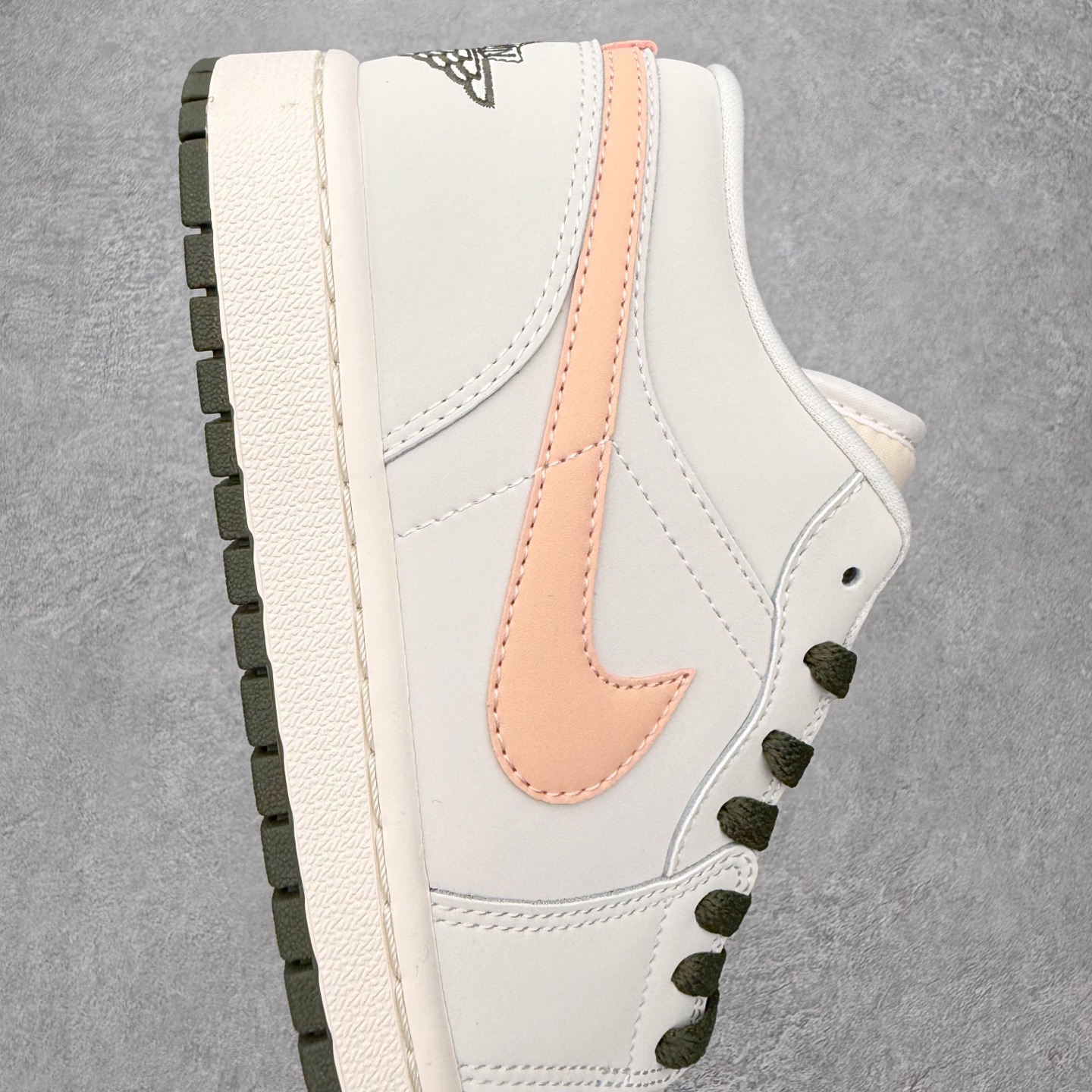 图片[6]-＃K版 Air Jordan AJ1 Low 低帮 DC0774-111 全新流水线出品 DT版本唯一平替选择 市场第二梯队最强版 全部原鞋开发 原楦原纸板开发 全鞋电脑针车 原厂内置全掌气垫 原盒内在原标 唯一Zp原版鞋带绑法 免检产品 全新2022版型 全头层皮料 完美零毛边处理 原厂配置全掌气垫 价格定位良心 几十个配色陆续出货 实拍调校N版已经零色差零失真 百分百还原实物色彩所见即所得 不存在货不对板色差等低级问题 选购参考实物拍摄 不混卖不参货 只用心做好货严格选品 承诺混一赔十 尺码：36 36.5 37.5 38 38.5 39 40 40.5 41 42 42.5 43 44 44.5 45-选品中心
