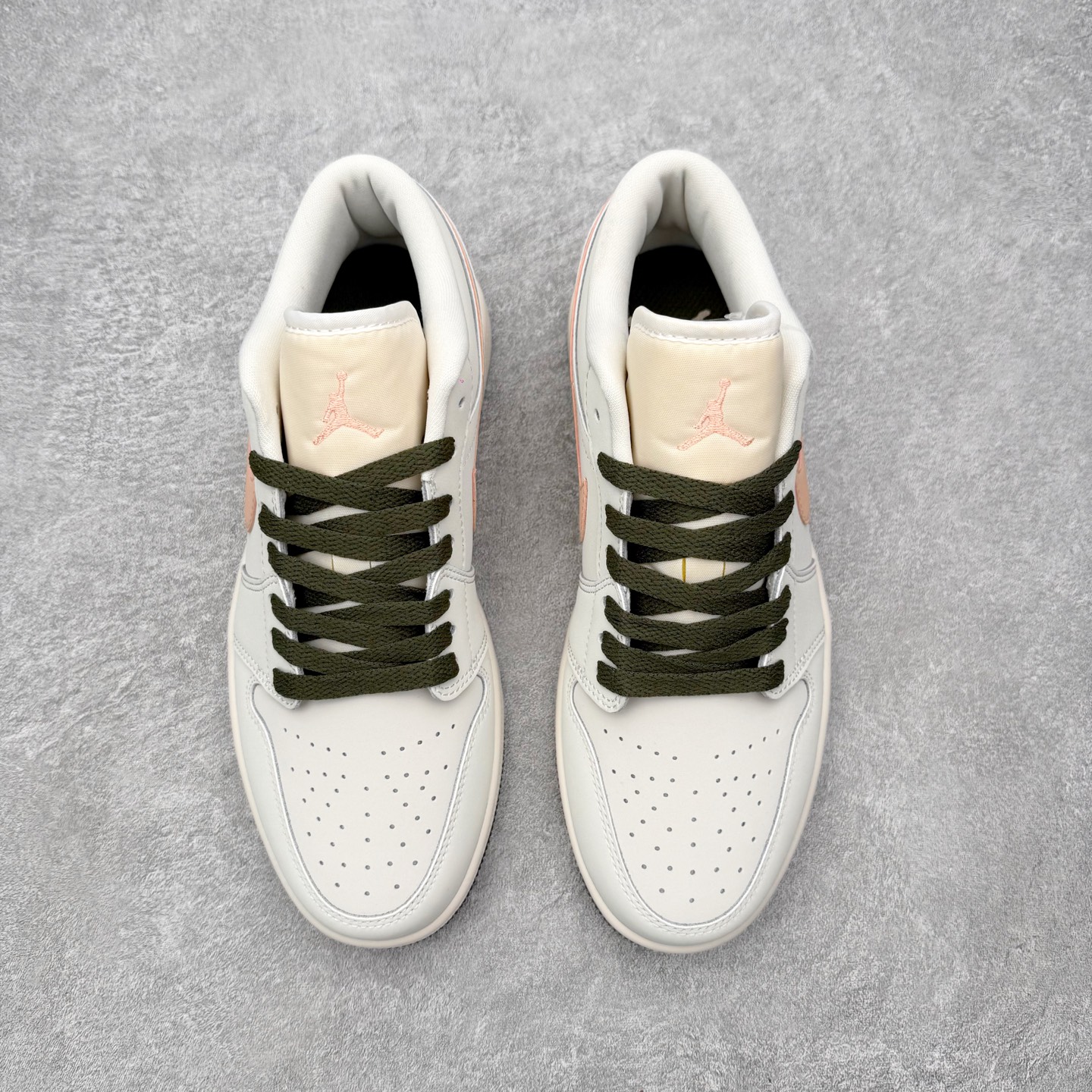 图片[2]-＃K版 Air Jordan AJ1 Low 低帮 DC0774-111 全新流水线出品 DT版本唯一平替选择 市场第二梯队最强版 全部原鞋开发 原楦原纸板开发 全鞋电脑针车 原厂内置全掌气垫 原盒内在原标 唯一Zp原版鞋带绑法 免检产品 全新2022版型 全头层皮料 完美零毛边处理 原厂配置全掌气垫 价格定位良心 几十个配色陆续出货 实拍调校N版已经零色差零失真 百分百还原实物色彩所见即所得 不存在货不对板色差等低级问题 选购参考实物拍摄 不混卖不参货 只用心做好货严格选品 承诺混一赔十 尺码：36 36.5 37.5 38 38.5 39 40 40.5 41 42 42.5 43 44 44.5 45-选品中心
