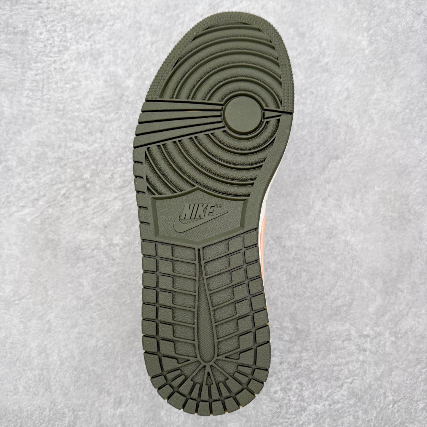 图片[9]-＃K版 Air Jordan AJ1 Low 低帮 DC0774-111 全新流水线出品 DT版本唯一平替选择 市场第二梯队最强版 全部原鞋开发 原楦原纸板开发 全鞋电脑针车 原厂内置全掌气垫 原盒内在原标 唯一Zp原版鞋带绑法 免检产品 全新2022版型 全头层皮料 完美零毛边处理 原厂配置全掌气垫 价格定位良心 几十个配色陆续出货 实拍调校N版已经零色差零失真 百分百还原实物色彩所见即所得 不存在货不对板色差等低级问题 选购参考实物拍摄 不混卖不参货 只用心做好货严格选品 承诺混一赔十 尺码：36 36.5 37.5 38 38.5 39 40 40.5 41 42 42.5 43 44 44.5 45-选品中心
