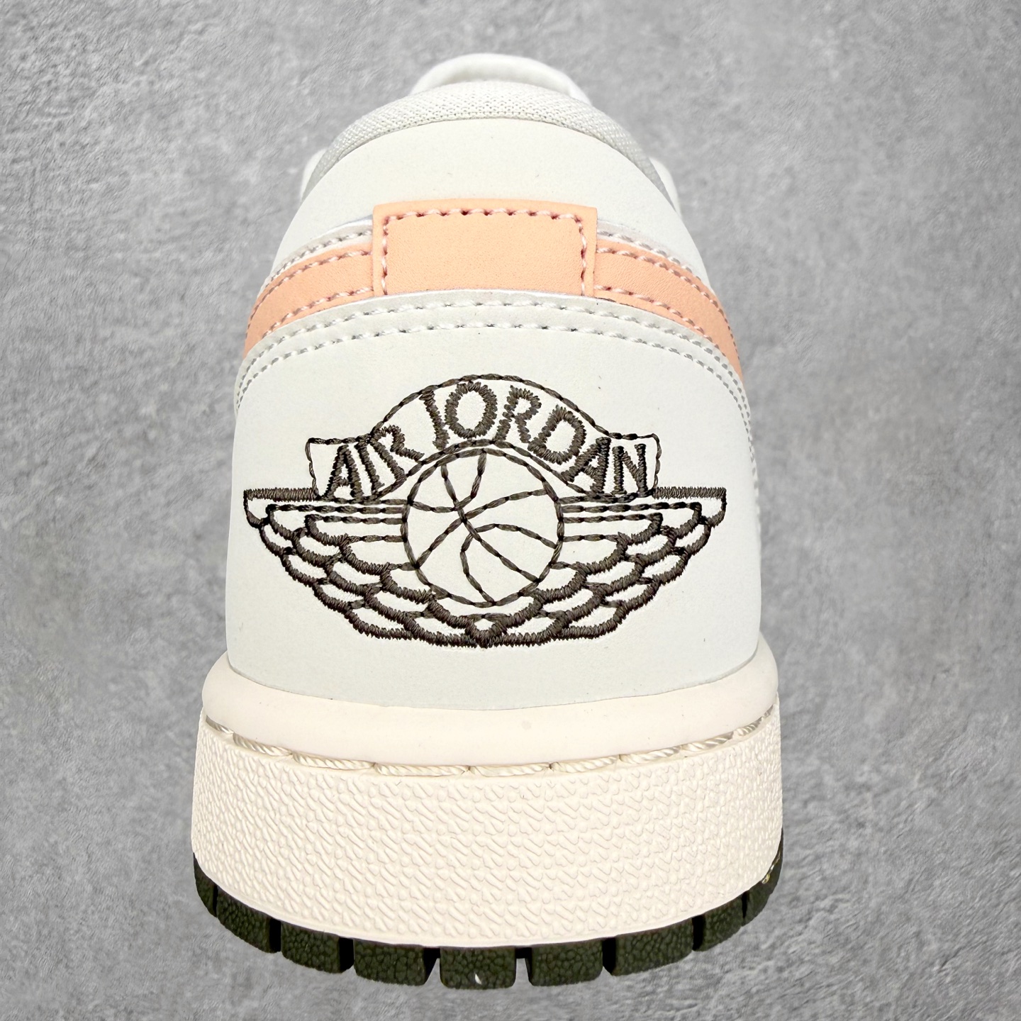 图片[8]-＃K版 Air Jordan AJ1 Low 低帮 DC0774-111 全新流水线出品 DT版本唯一平替选择 市场第二梯队最强版 全部原鞋开发 原楦原纸板开发 全鞋电脑针车 原厂内置全掌气垫 原盒内在原标 唯一Zp原版鞋带绑法 免检产品 全新2022版型 全头层皮料 完美零毛边处理 原厂配置全掌气垫 价格定位良心 几十个配色陆续出货 实拍调校N版已经零色差零失真 百分百还原实物色彩所见即所得 不存在货不对板色差等低级问题 选购参考实物拍摄 不混卖不参货 只用心做好货严格选品 承诺混一赔十 尺码：36 36.5 37.5 38 38.5 39 40 40.5 41 42 42.5 43 44 44.5 45-选品中心