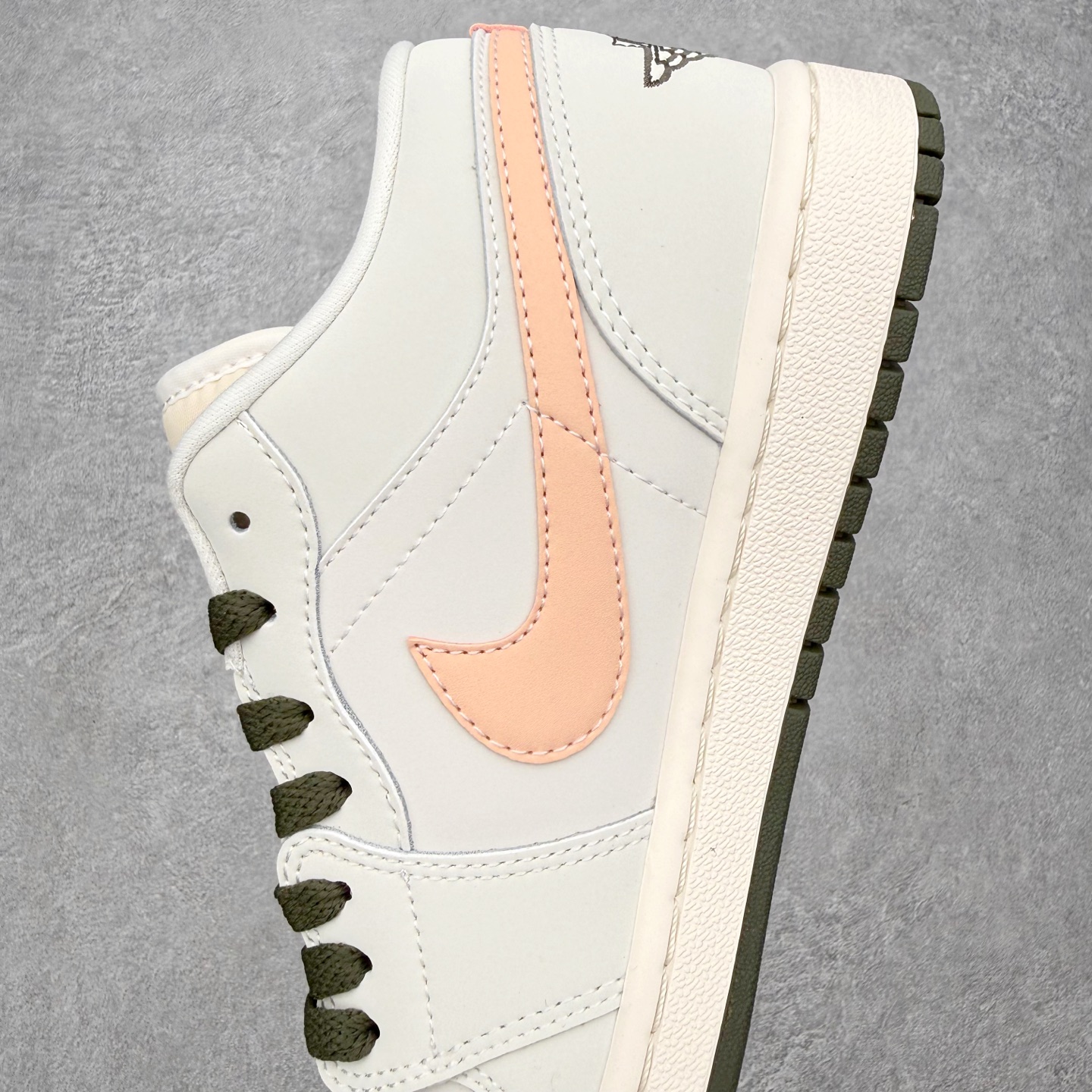 图片[7]-＃K版 Air Jordan AJ1 Low 低帮 DC0774-111 全新流水线出品 DT版本唯一平替选择 市场第二梯队最强版 全部原鞋开发 原楦原纸板开发 全鞋电脑针车 原厂内置全掌气垫 原盒内在原标 唯一Zp原版鞋带绑法 免检产品 全新2022版型 全头层皮料 完美零毛边处理 原厂配置全掌气垫 价格定位良心 几十个配色陆续出货 实拍调校N版已经零色差零失真 百分百还原实物色彩所见即所得 不存在货不对板色差等低级问题 选购参考实物拍摄 不混卖不参货 只用心做好货严格选品 承诺混一赔十 尺码：36 36.5 37.5 38 38.5 39 40 40.5 41 42 42.5 43 44 44.5 45-选品中心