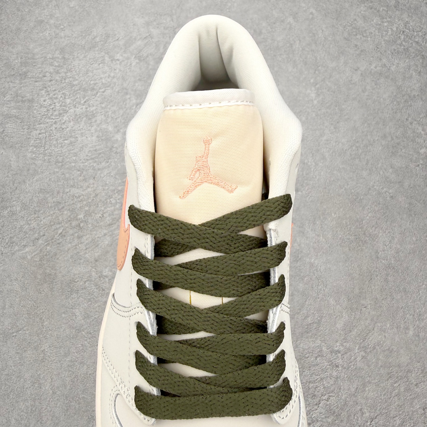 图片[5]-＃K版 Air Jordan AJ1 Low 低帮 DC0774-111 全新流水线出品 DT版本唯一平替选择 市场第二梯队最强版 全部原鞋开发 原楦原纸板开发 全鞋电脑针车 原厂内置全掌气垫 原盒内在原标 唯一Zp原版鞋带绑法 免检产品 全新2022版型 全头层皮料 完美零毛边处理 原厂配置全掌气垫 价格定位良心 几十个配色陆续出货 实拍调校N版已经零色差零失真 百分百还原实物色彩所见即所得 不存在货不对板色差等低级问题 选购参考实物拍摄 不混卖不参货 只用心做好货严格选品 承诺混一赔十 尺码：36 36.5 37.5 38 38.5 39 40 40.5 41 42 42.5 43 44 44.5 45-选品中心