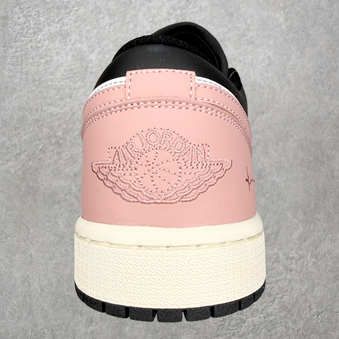 图片[8]-＃K版 Air Jordan AJ1 Low 低帮 553560-081 全新流水线出品 DT版本唯一平替选择 市场第二梯队最强版 全部原鞋开发 原楦原纸板开发 全鞋电脑针车 原厂内置全掌气垫 原盒内在原标 唯一Zp原版鞋带绑法 免检产品 全新2022版型 全头层皮料 完美零毛边处理 原厂配置全掌气垫 价格定位良心 几十个配色陆续出货 实拍调校N版已经零色差零失真 百分百还原实物色彩所见即所得 不存在货不对板色差等低级问题 选购参考实物拍摄 不混卖不参货 只用心做好货严格选品 承诺混一赔十 尺码：36 36.5 37.5 38 38.5 39 40 40.5 41 42 42.5 43 44 44.5 45-选品中心